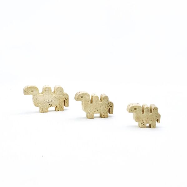 Famille de 3 chameaux en travertin par Fratelli Mannelli