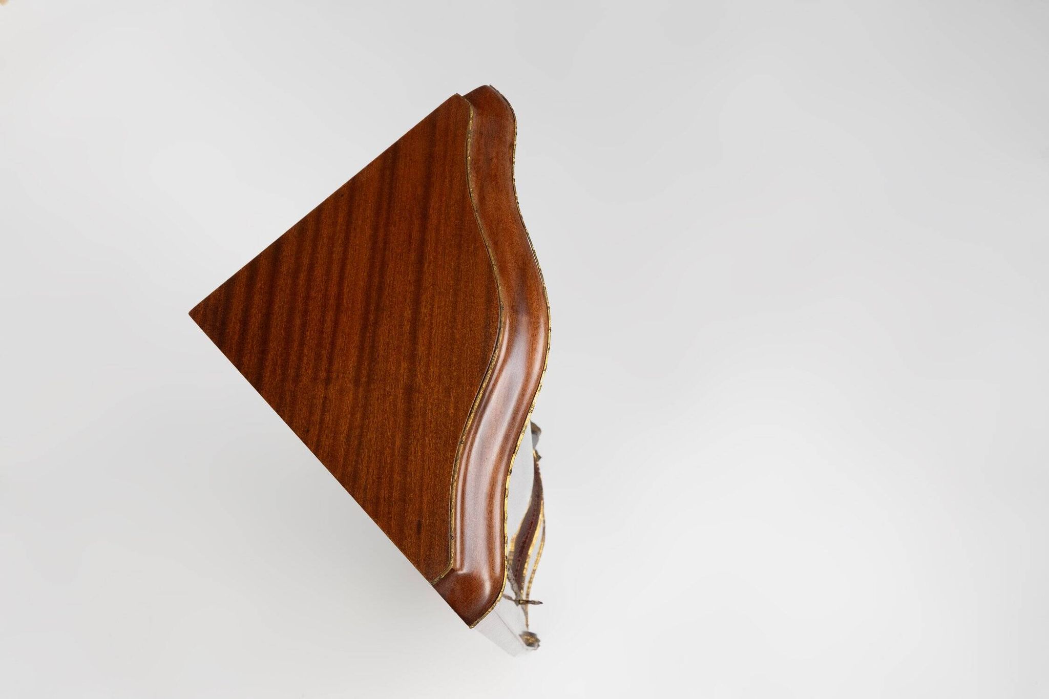 Cabinet d'angle de style Louis XV en verre cintré, 1950