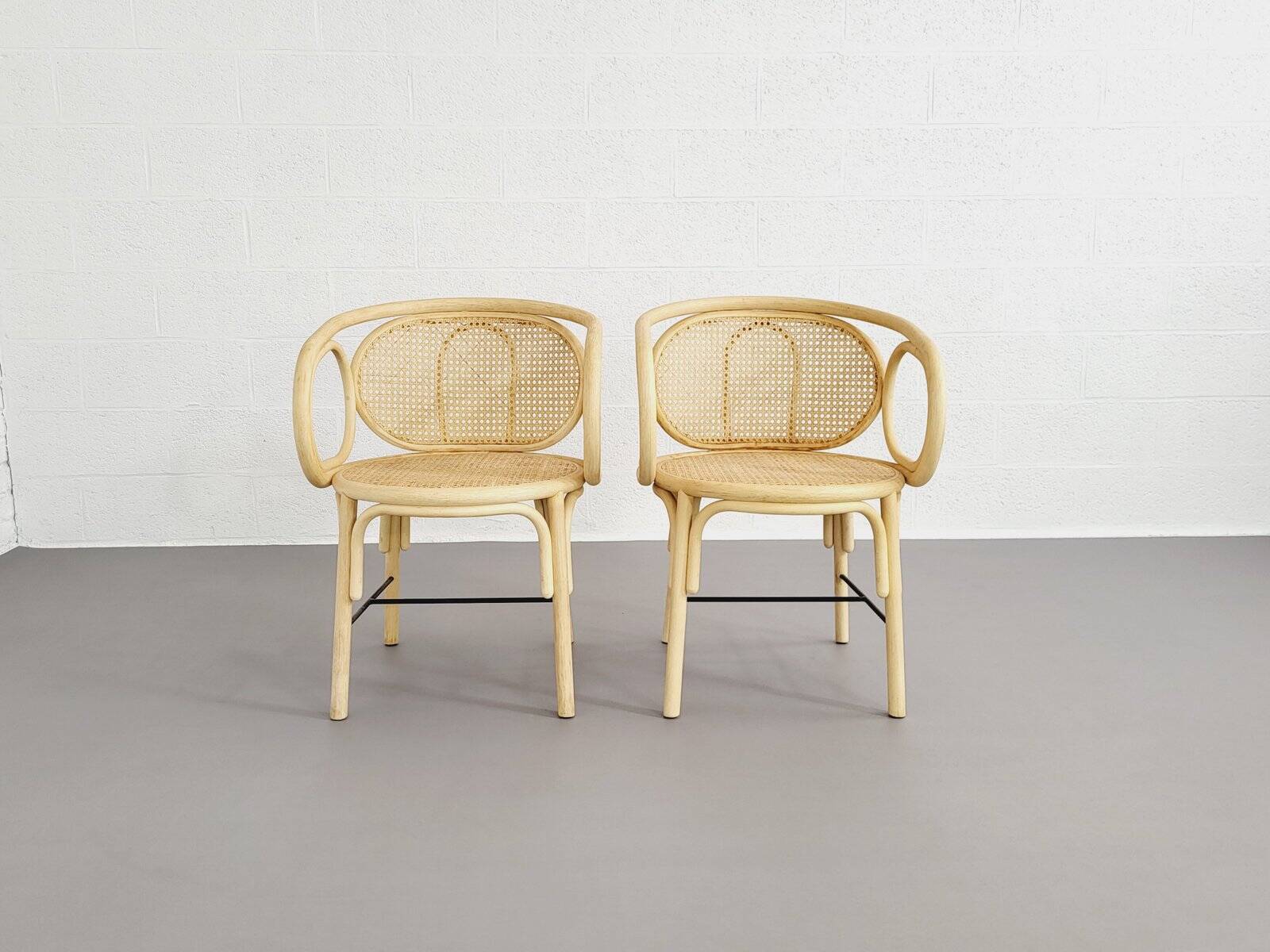 Paire de fauteuils en rotin et cannage