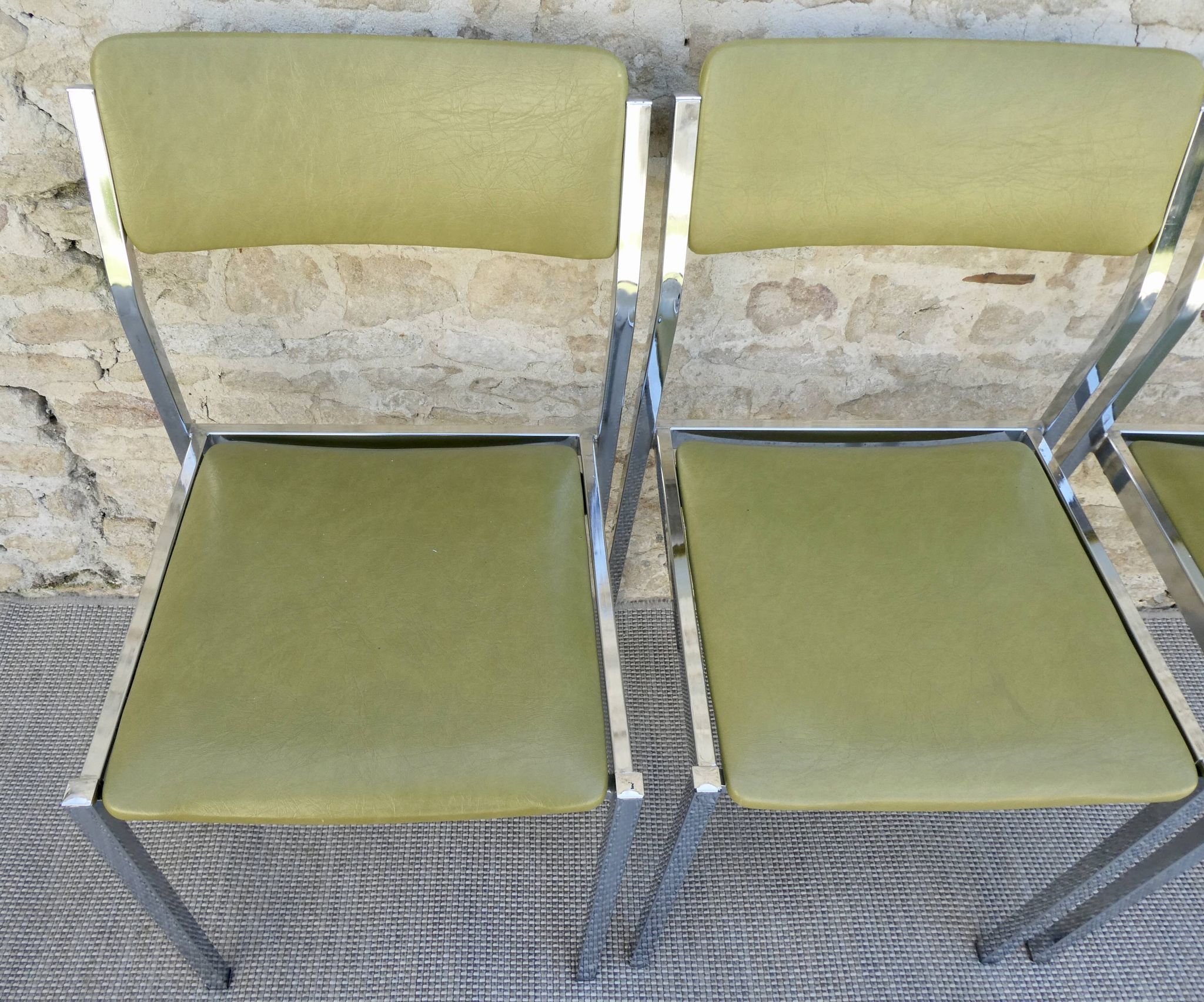 Lot of 3 chairs in chrome and khaki green skai, 70s
