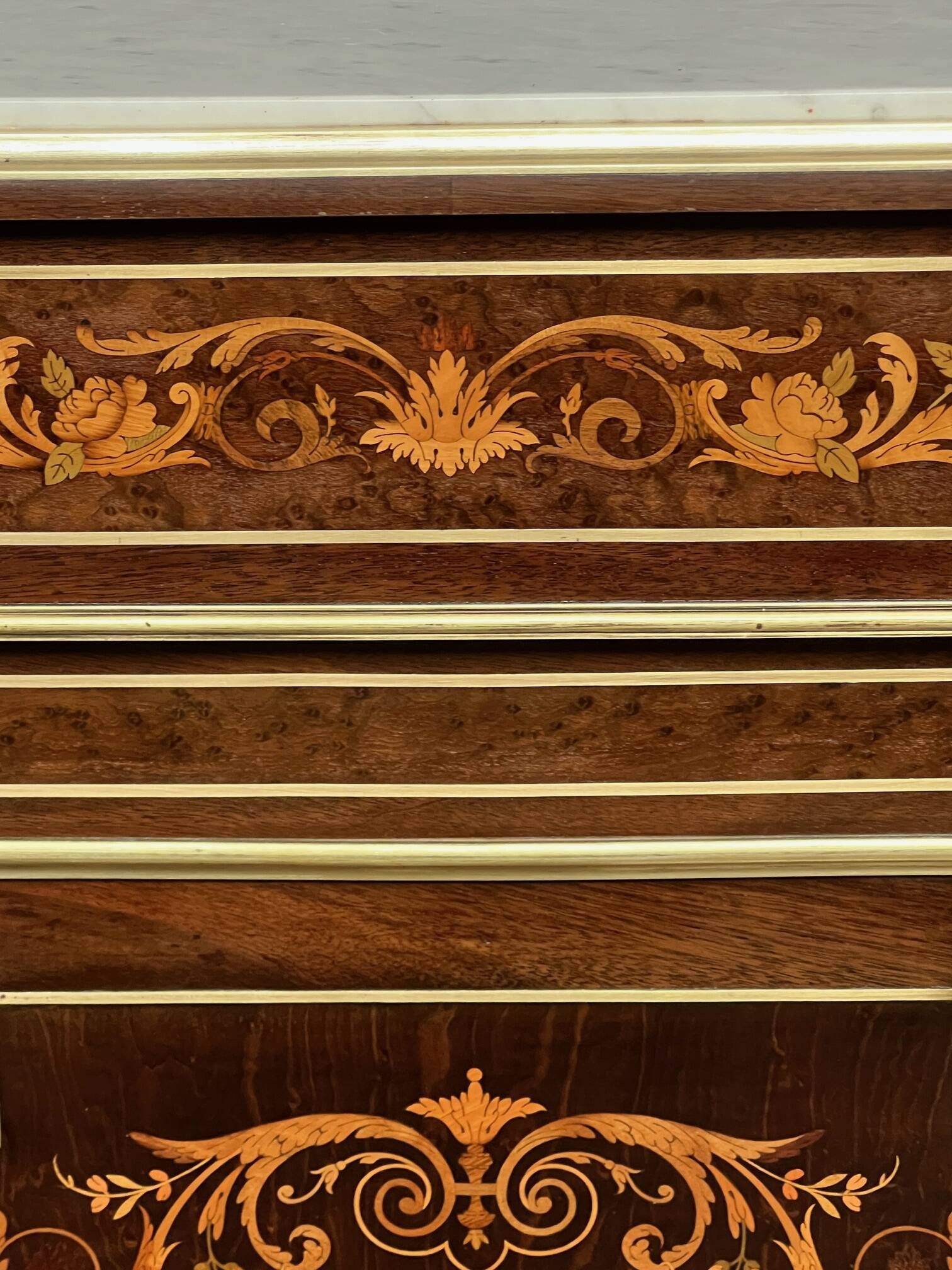 Elegant Napoleon III style commode. Marquetry in precious wood. Gilded bronze, marble top.