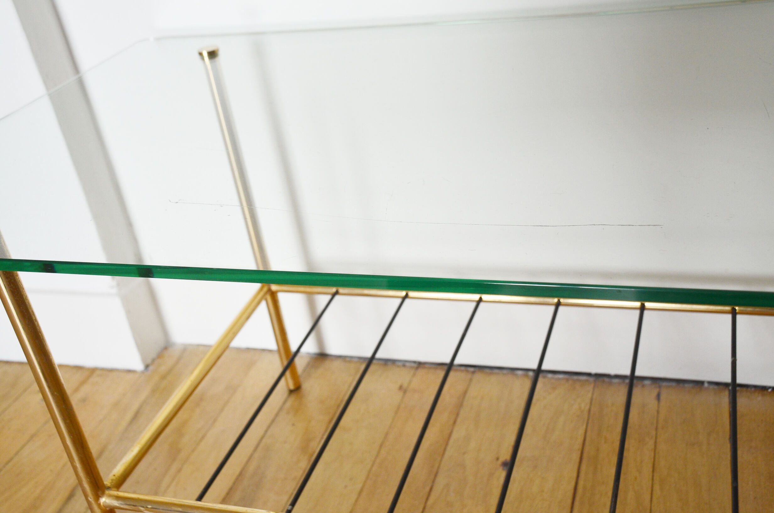 Table basse verre laiton années 50 porte-revues