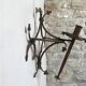 Paire d'appliques en métal doré à décor de trèfles