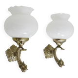 Ancienne paire d'appliques murales carpe, métal argenté et opaline 50 60