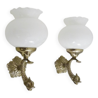 Ancienne paire d'appliques murales carpe, métal argenté et opaline 50 60
