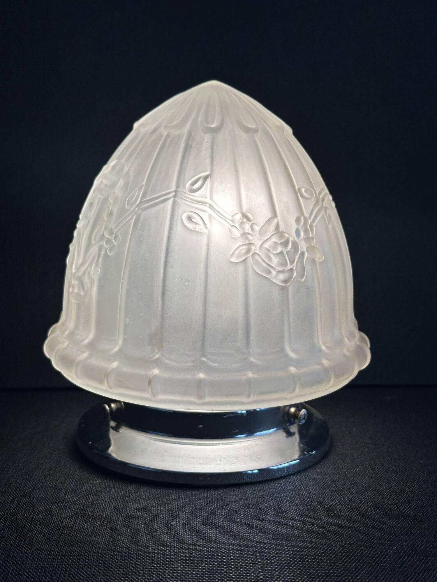 Small table lamp or Art Deco ceiling light from the 1930s in frosted glass.