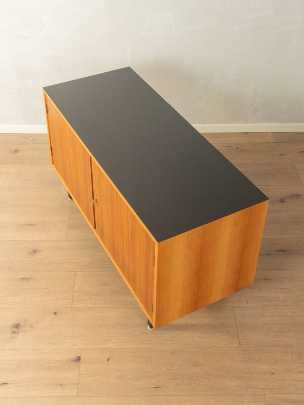 Buffet des années 1960, placage noyer, pieds en acier noir