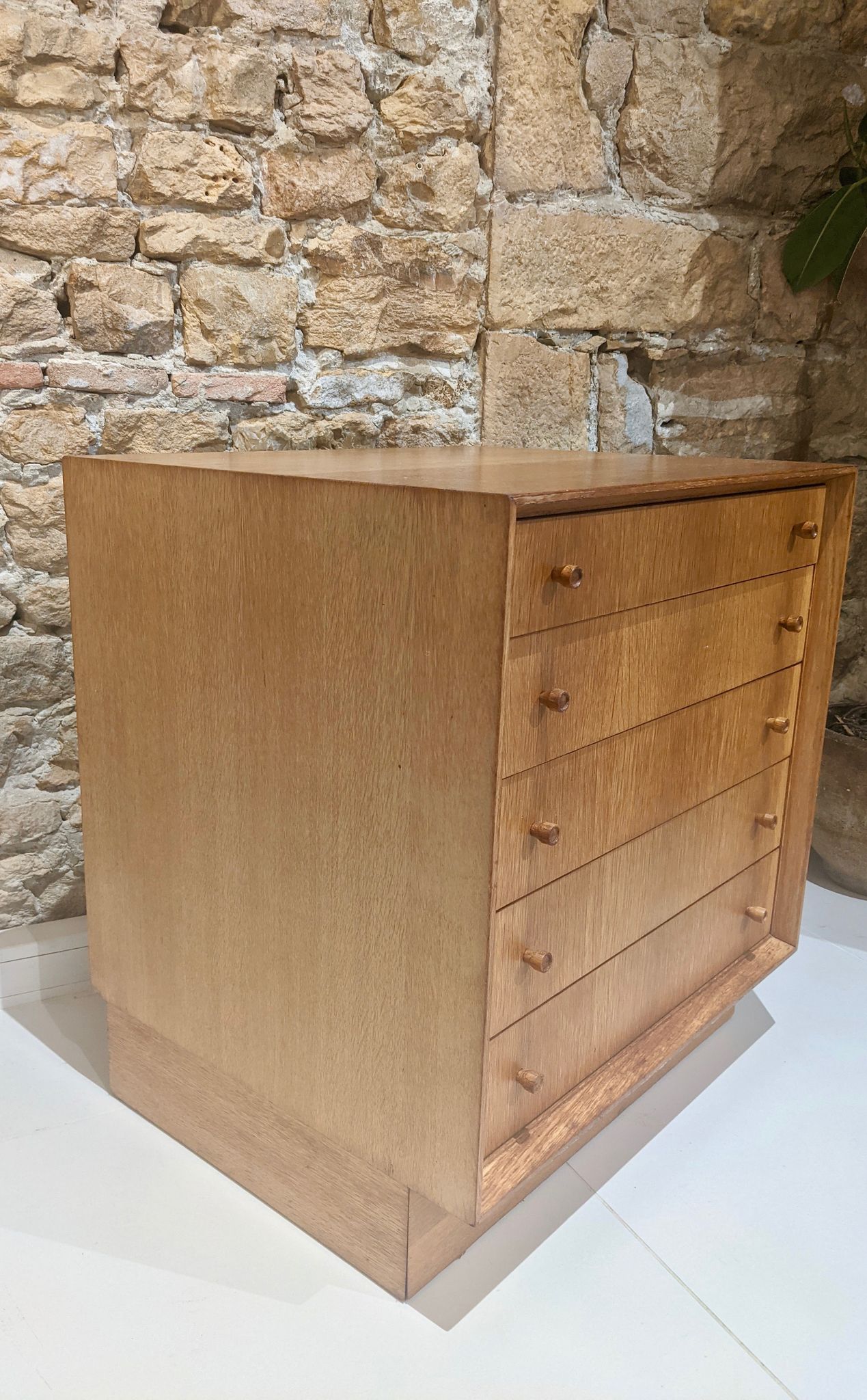Oak chest of drawers
