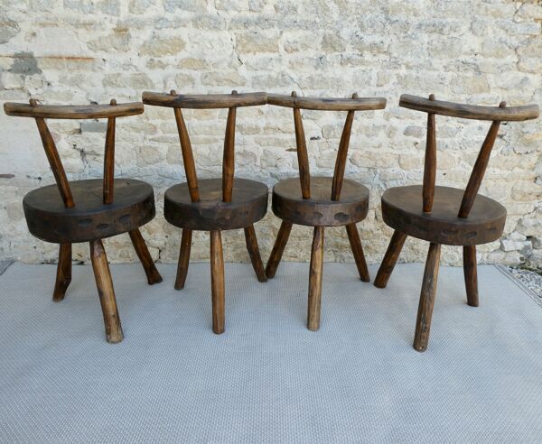 Suite de 4 chaises tripodes, assises tronc, bois massif