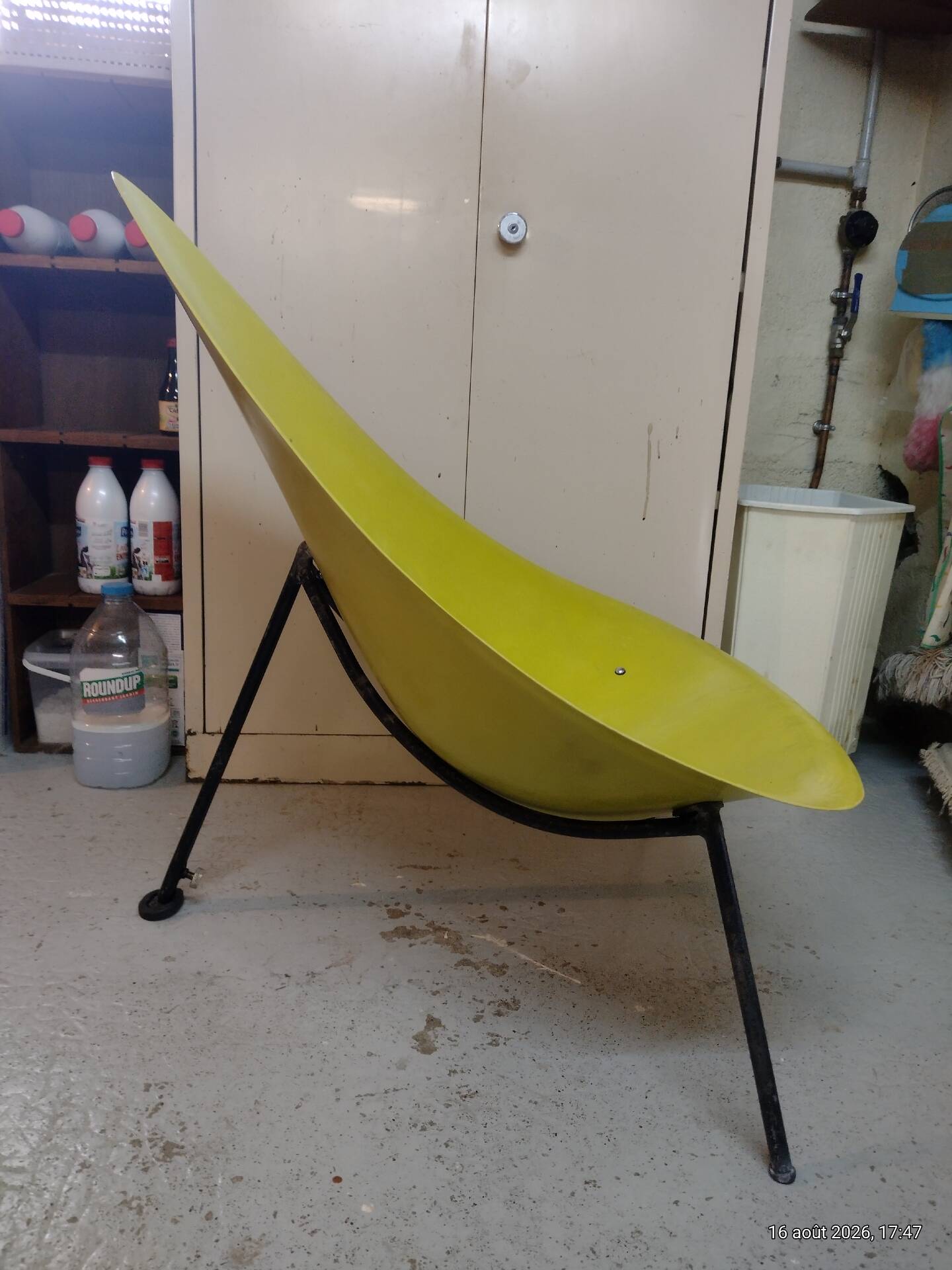 Fauteuil  à piétement tripode en acier laqué. Édité par Merat en 1956.