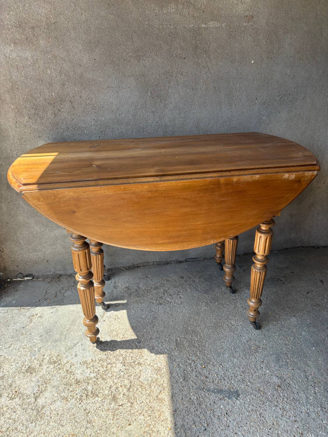 Antique round extendable table without extension