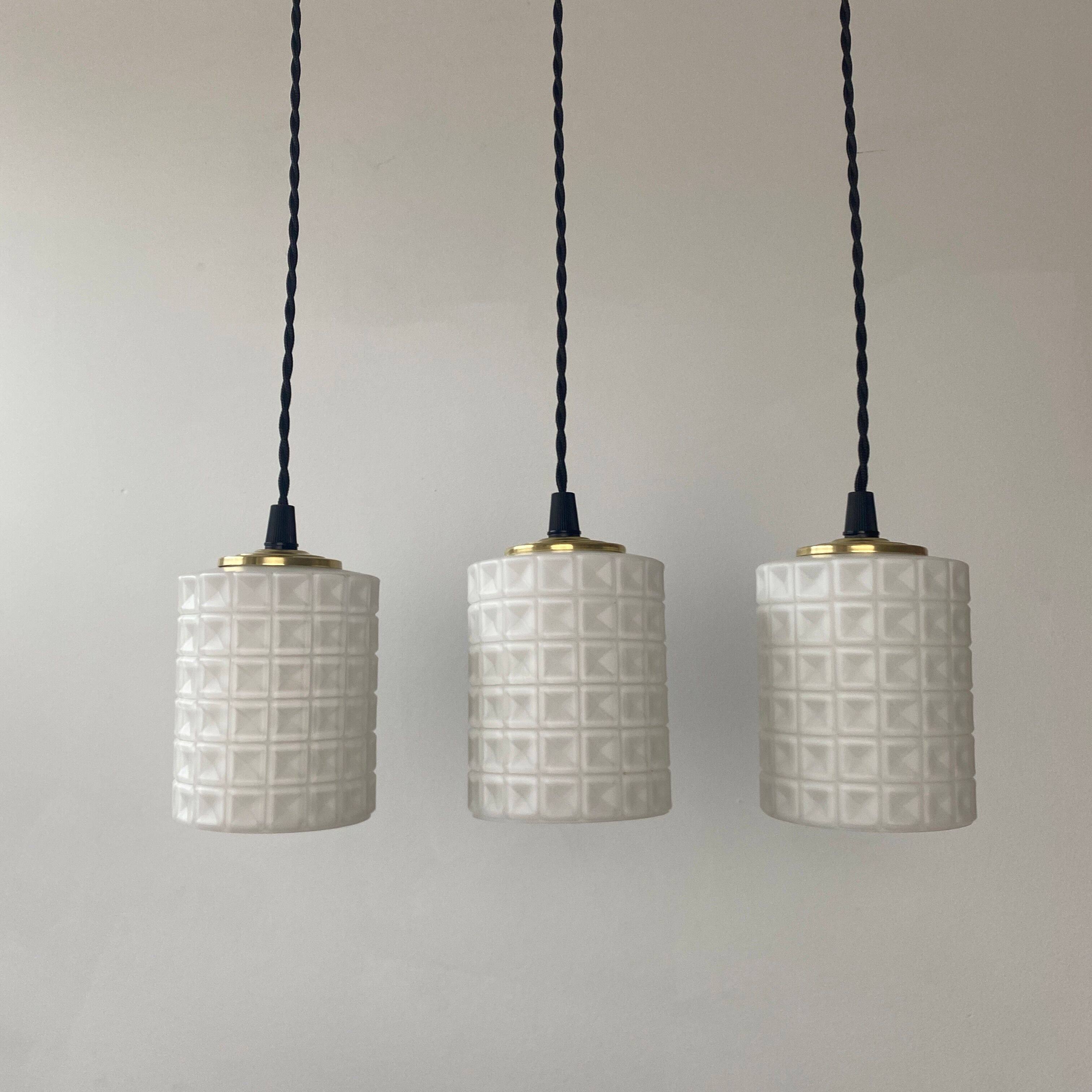 Lot 3 suspensions in vintage opaline