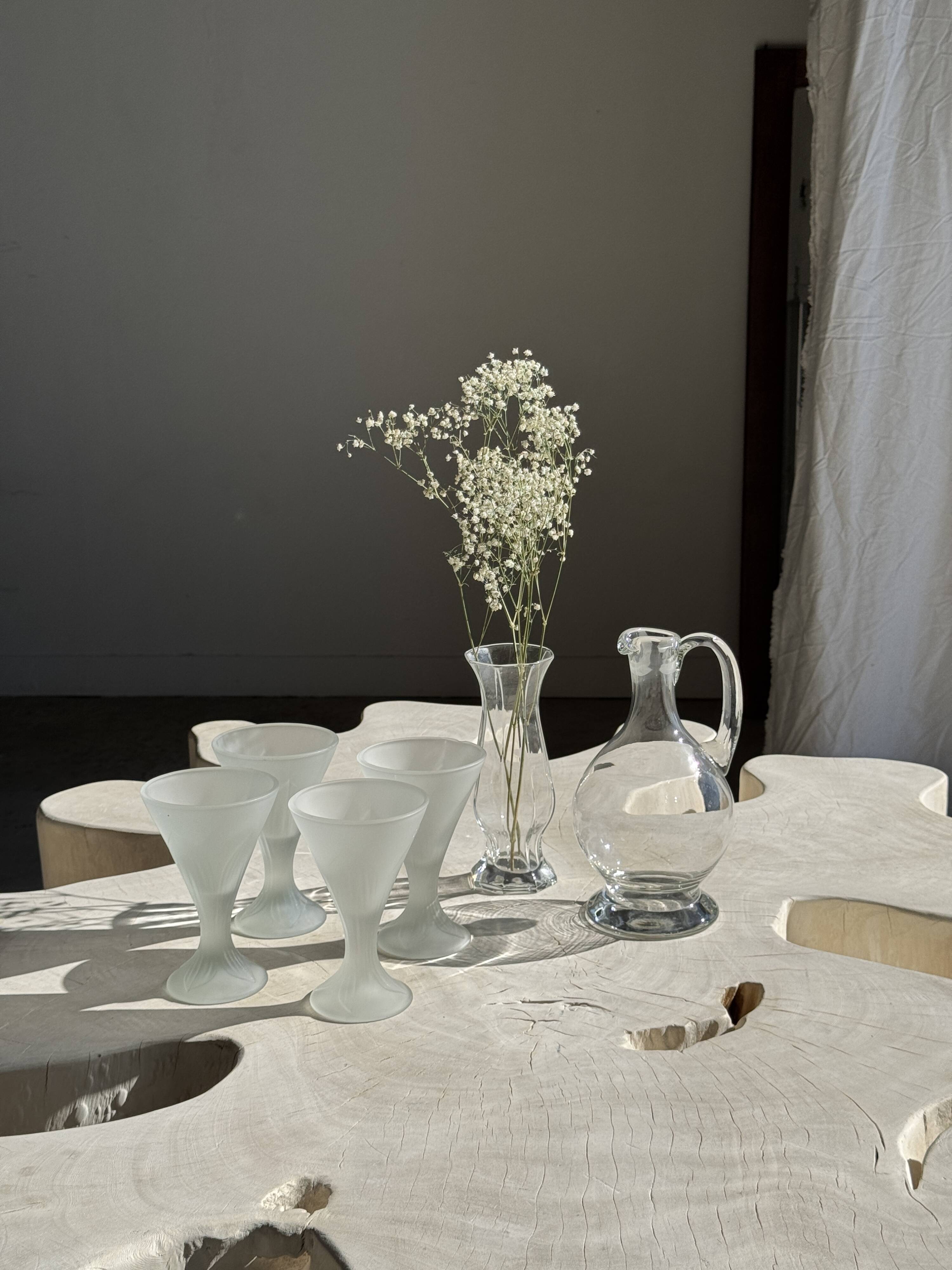 Carafe en verre à bec verseur et anse