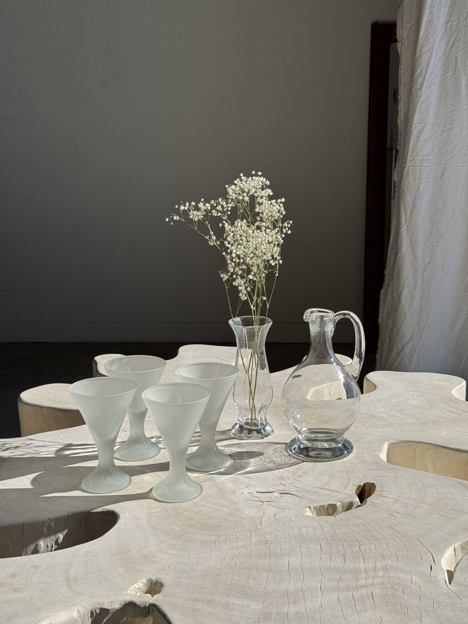 Carafe en verre à bec verseur et anse
