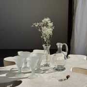 Carafe en verre à bec verseur et anse
