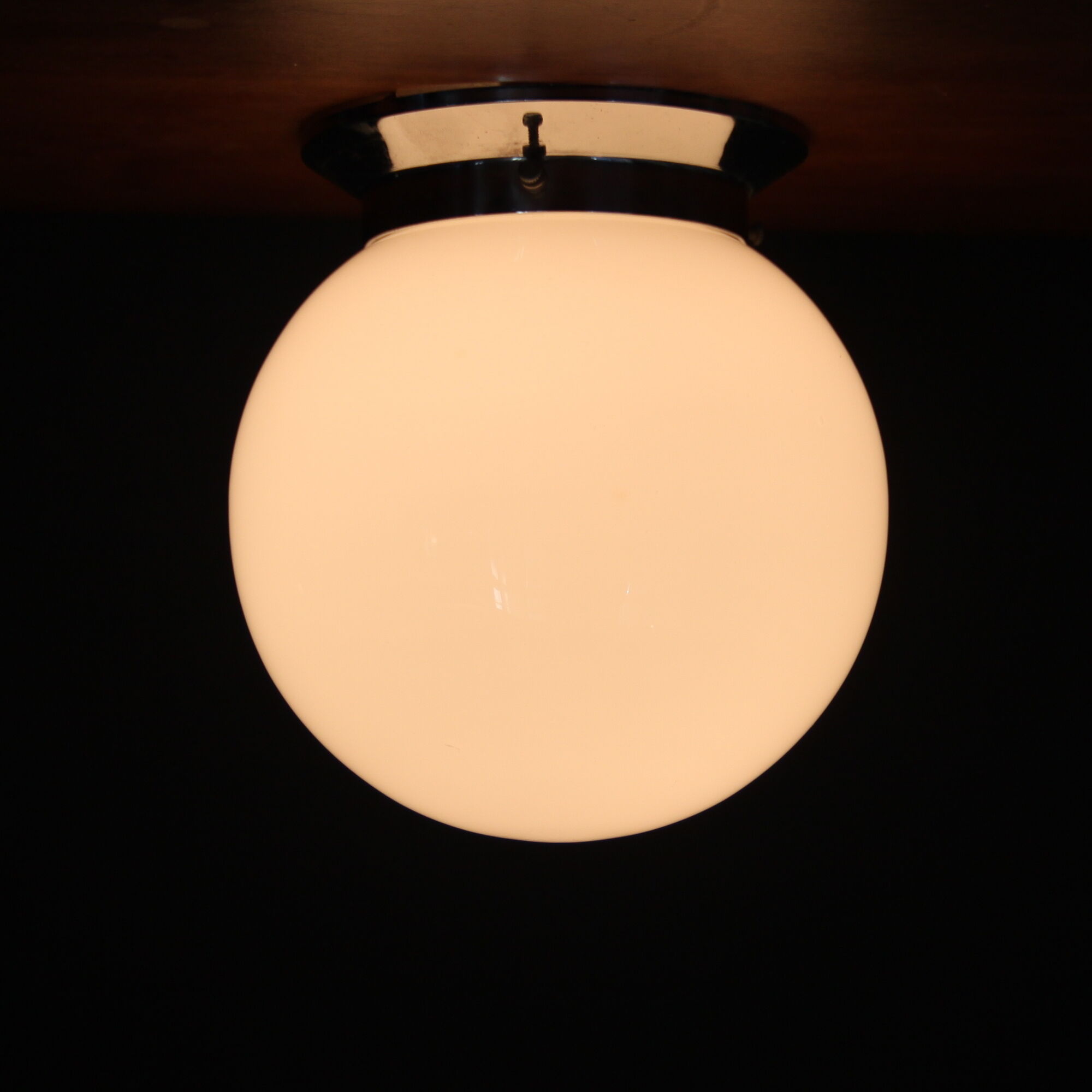 Plafonnier globe en opaline blanche