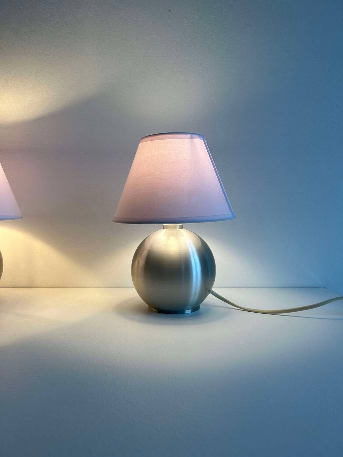 Paire de lampe vintage, métal brossé et abat jour blanc, France 1970