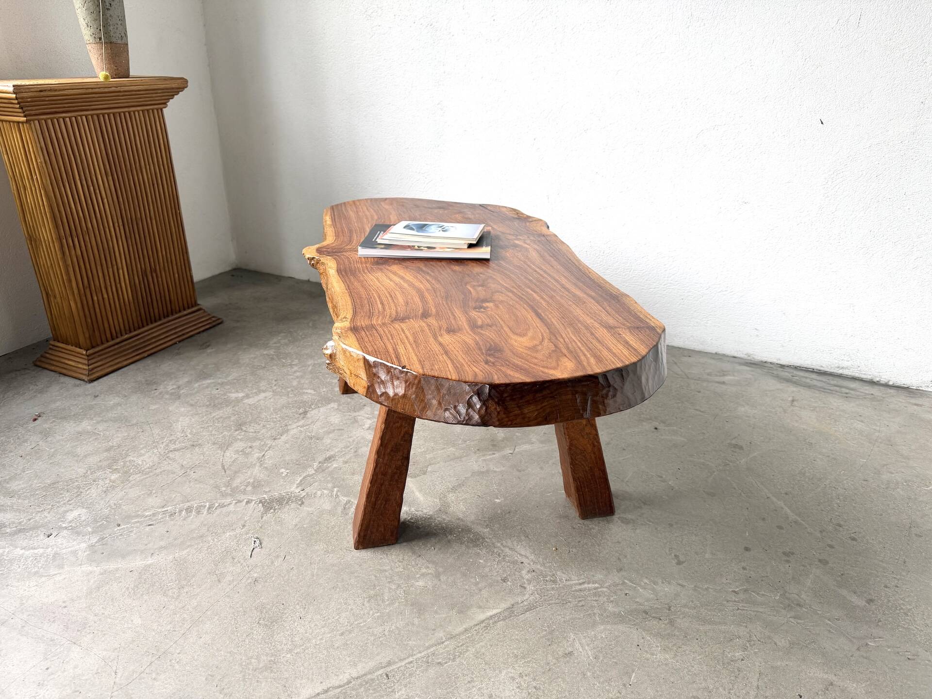 Table basse brutaliste en noyer massif, plateau slab live edge, France