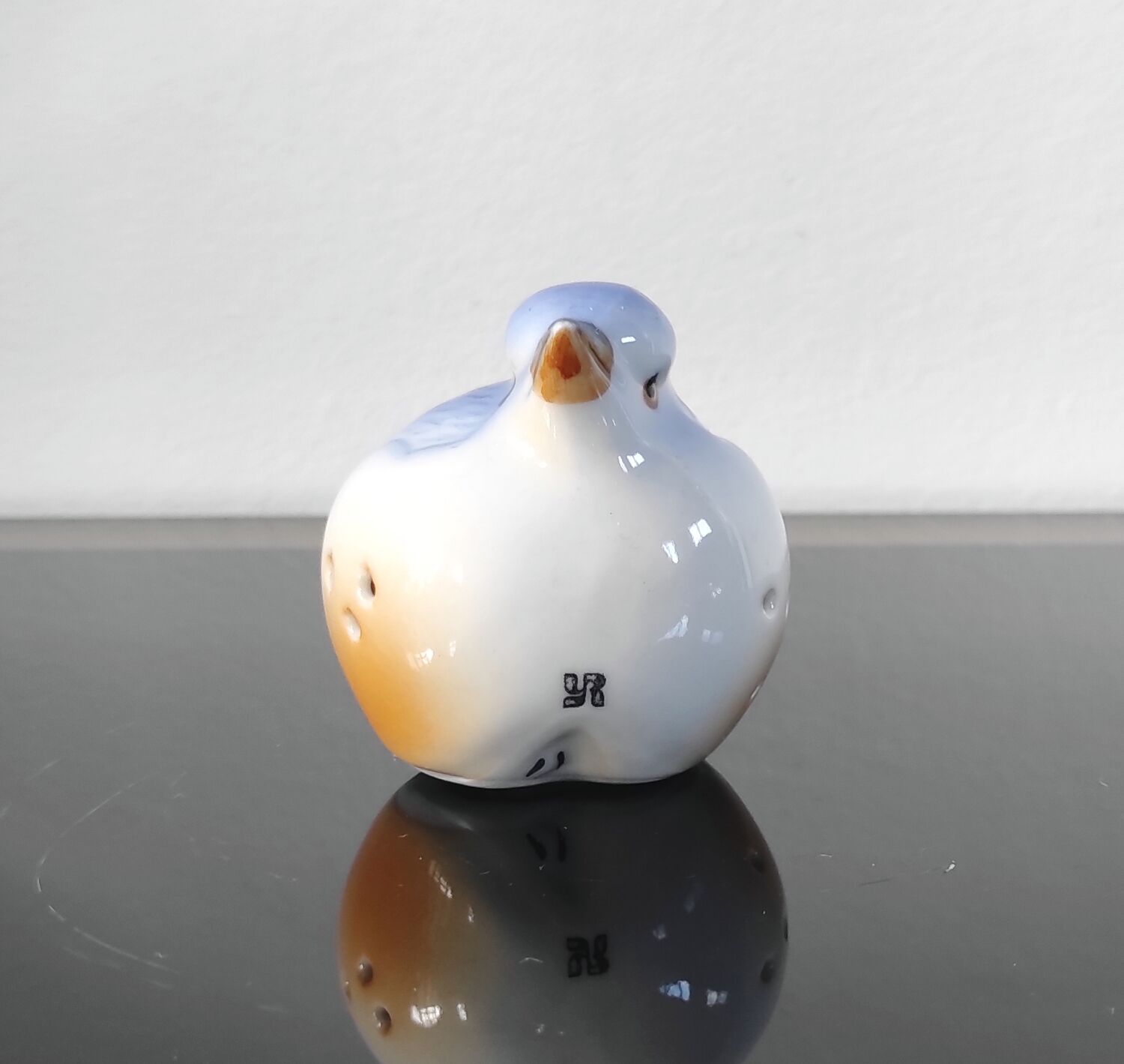 Vintage bird salt cellar in blue and white porcelain.