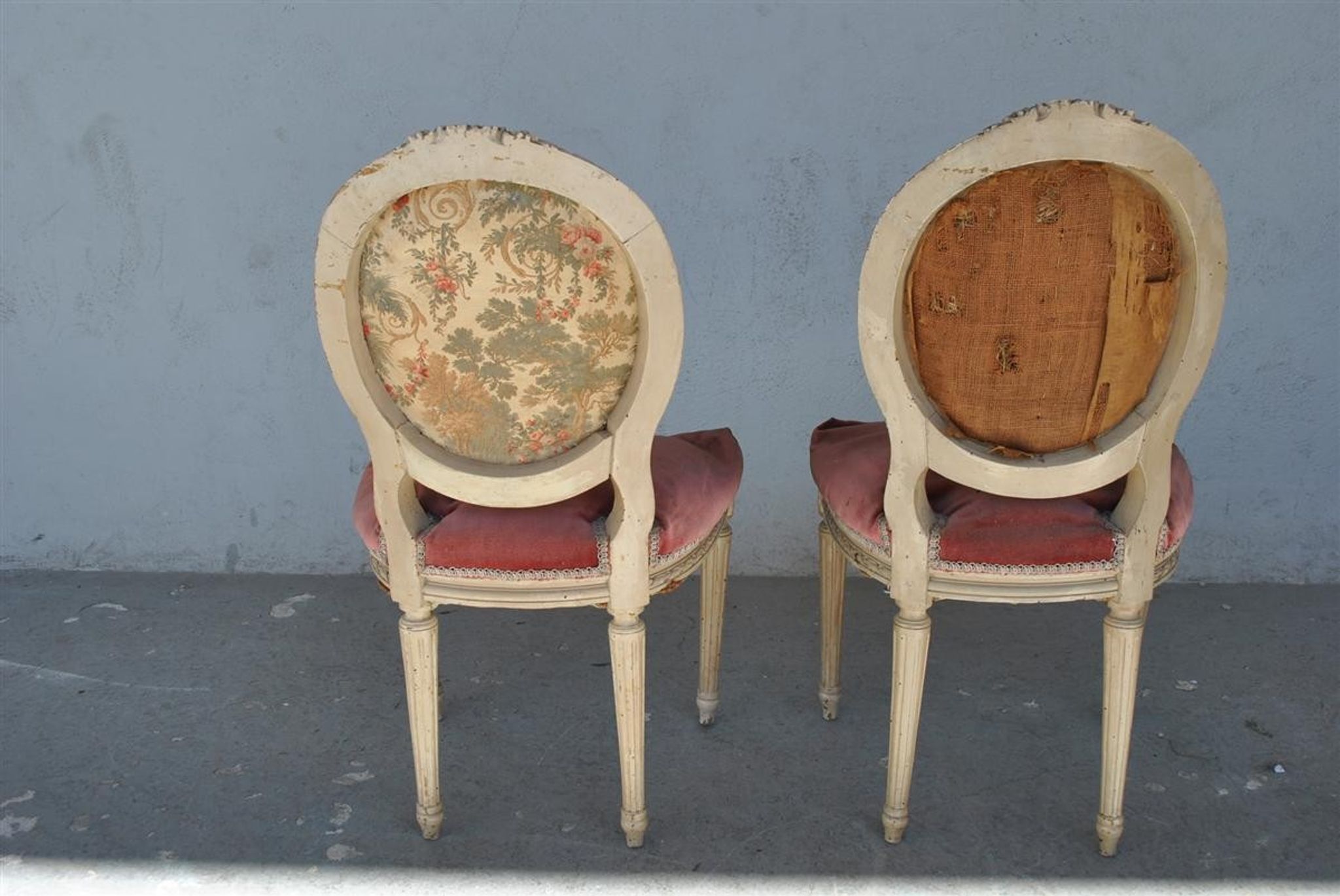 Paire de chaises laquées crème style Louis XVI vers 1900