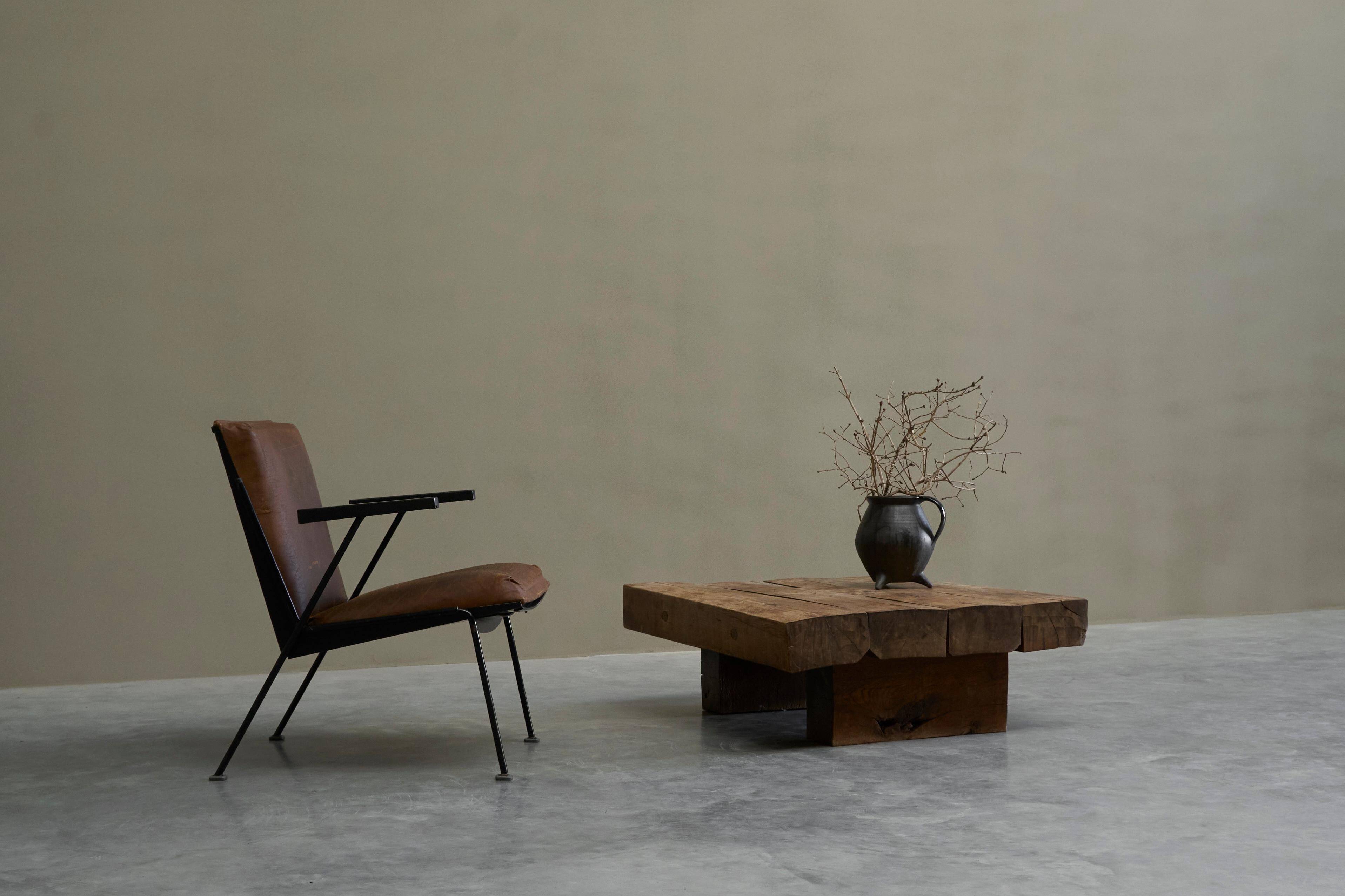 Modernist Dutch lounge chair in enamelled steel and leather from the 1950s.