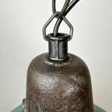 Lampe industrielle en émail vert avec dessus en fonte, années 1960