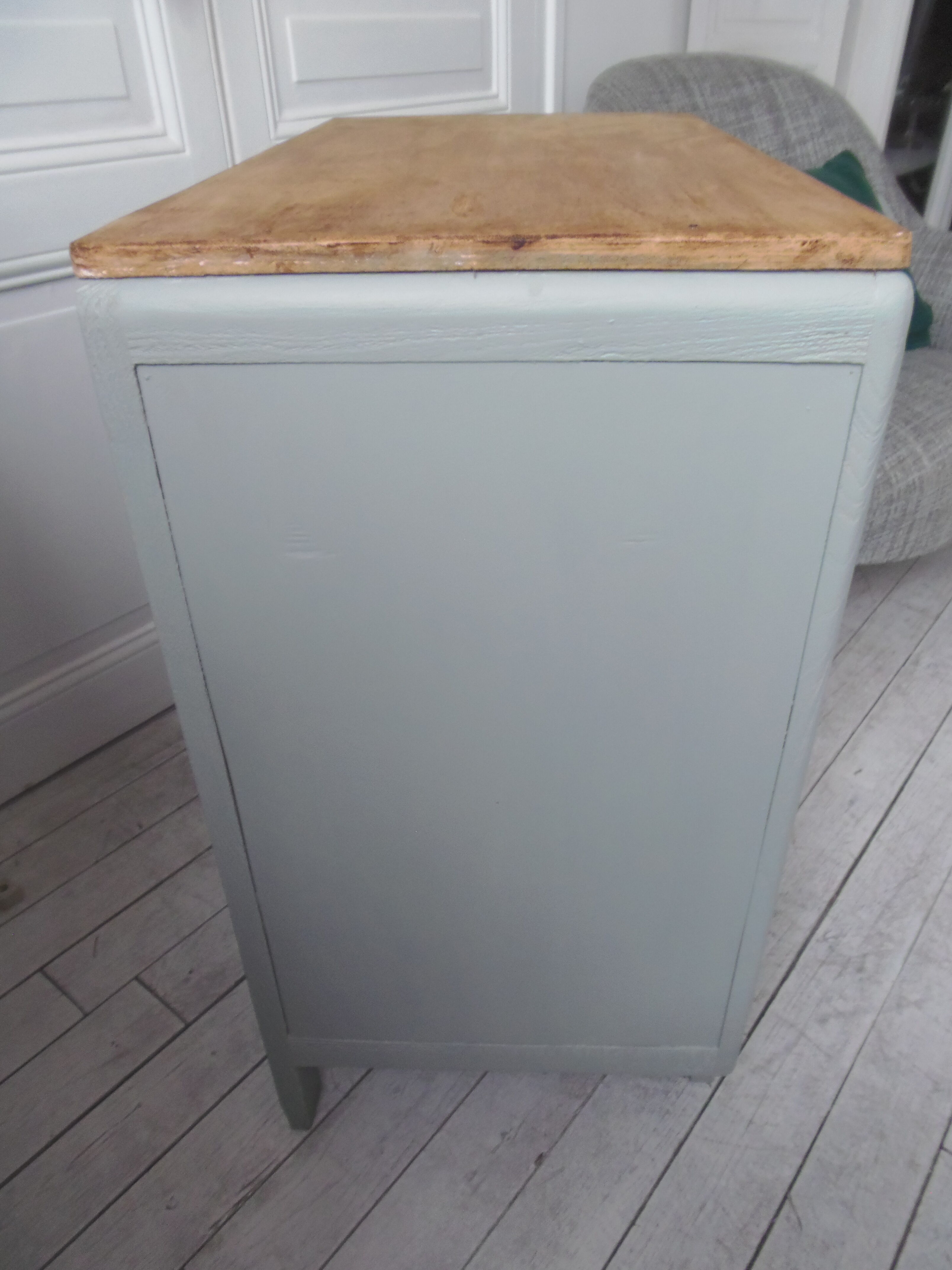 Compass feet vintage gray green, 3 drawers, wooden tray.