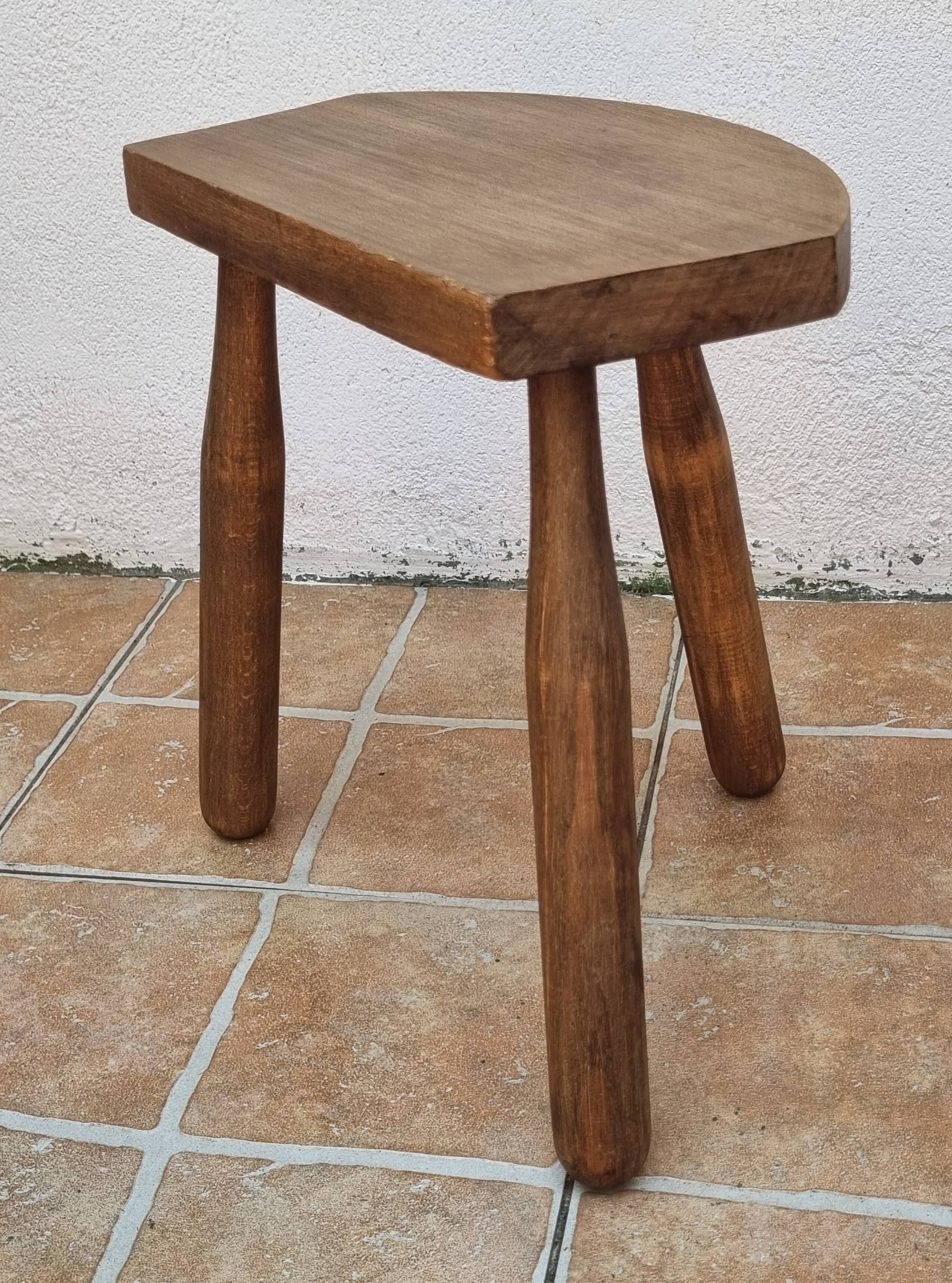 Tabouret bas tripode en bois massif, design organique brutaliste, années 70