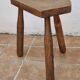 Tabouret bas tripode en bois massif, design organique brutaliste, années 70