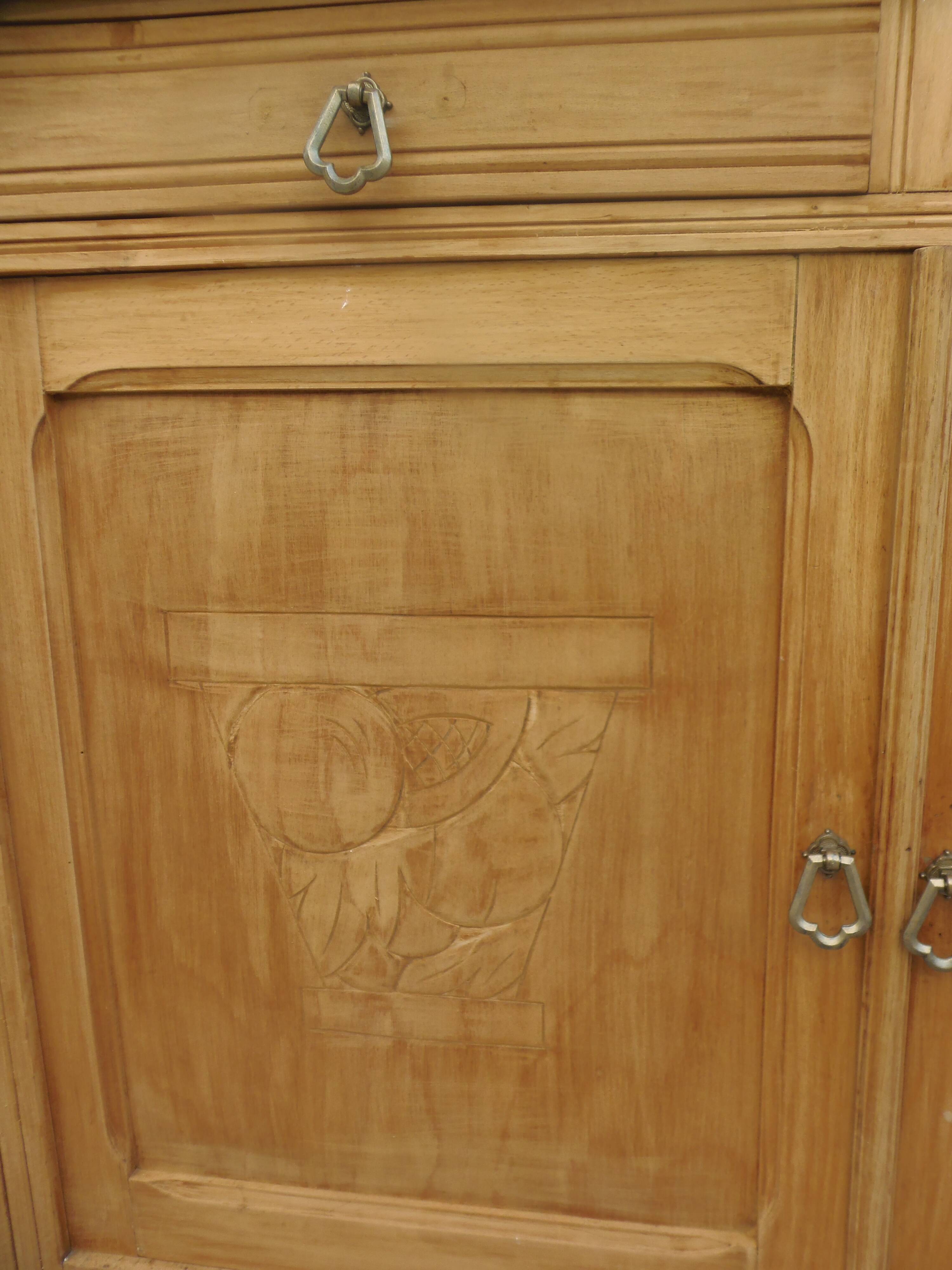 Buffet Art Déco en bois naturel, charme authentique.