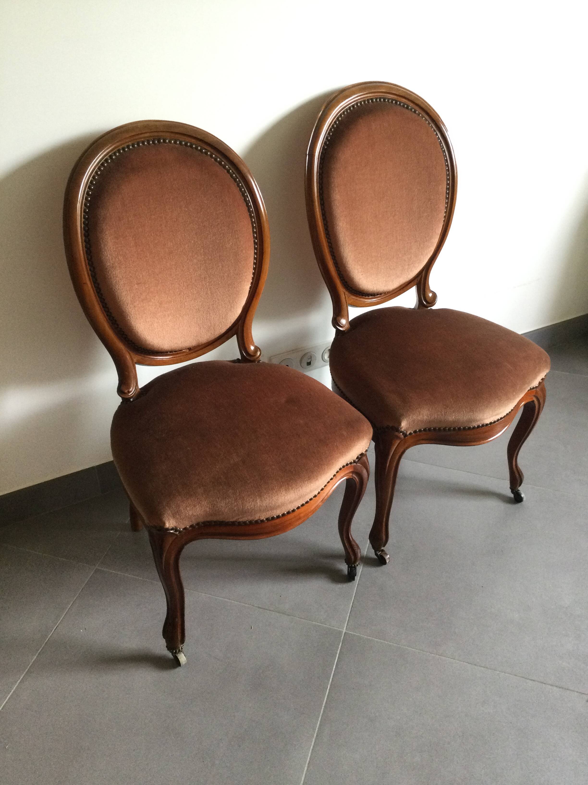 Paire de chaises médaillon style Louis Philippe en velours rose