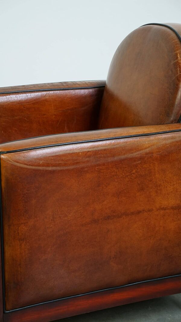 Fauteuil design Art Déco en peau de mouton avec bois et beau cuir couleur cognac