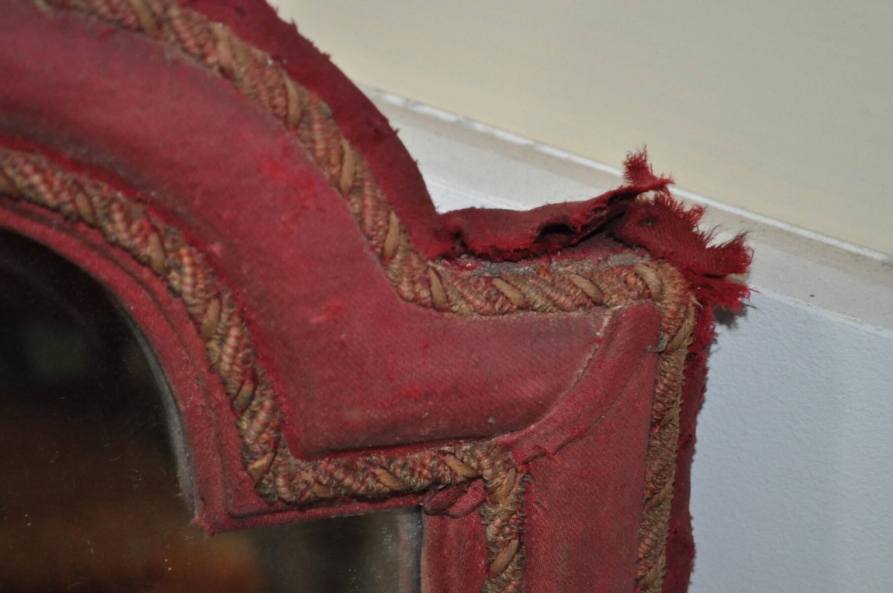 Miroir baroque XVIIIe cadre en velours bordeaux et galon doré, silhouette goutte, petits pieds