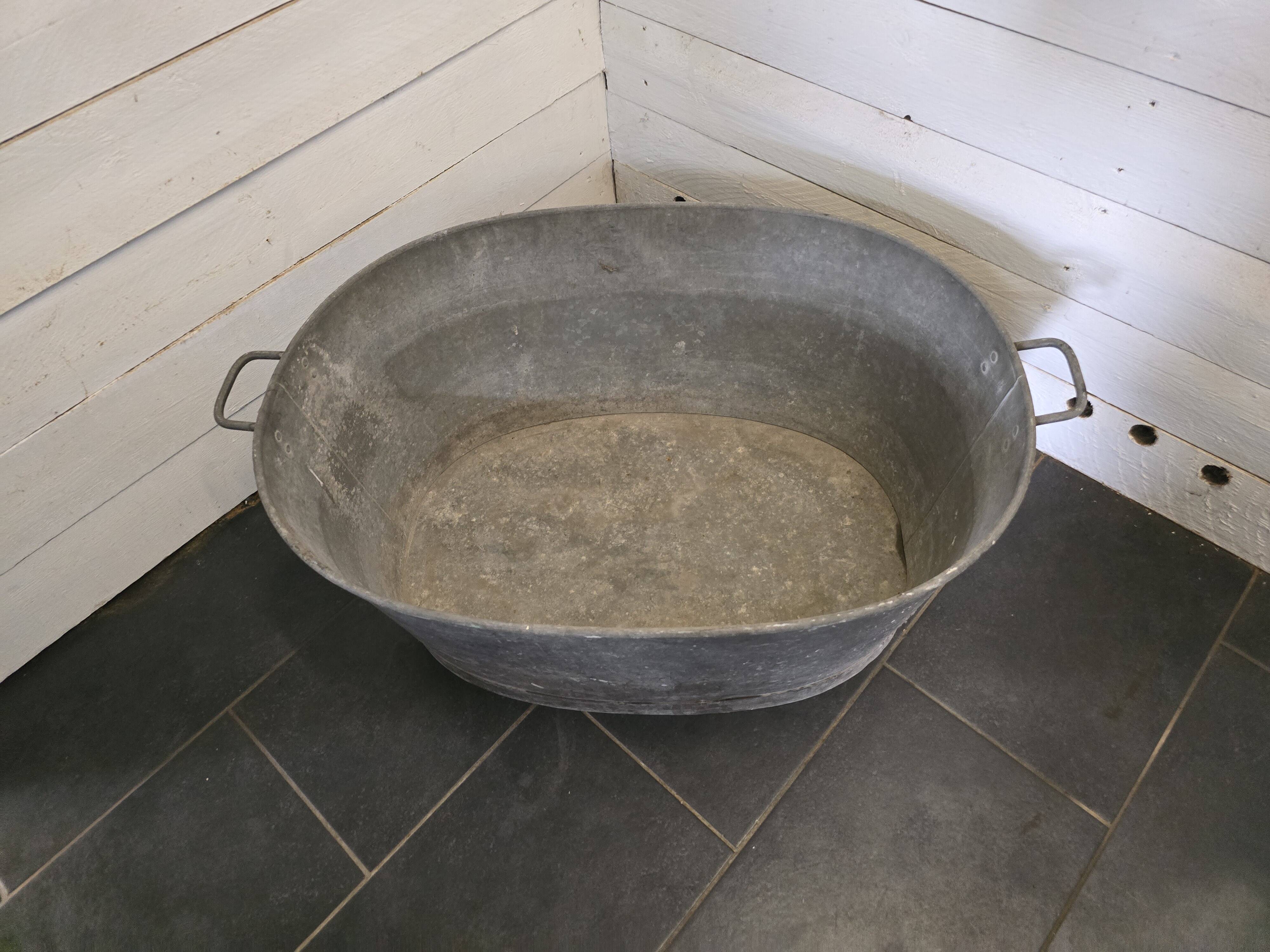 Oval zinc basin or bathtub