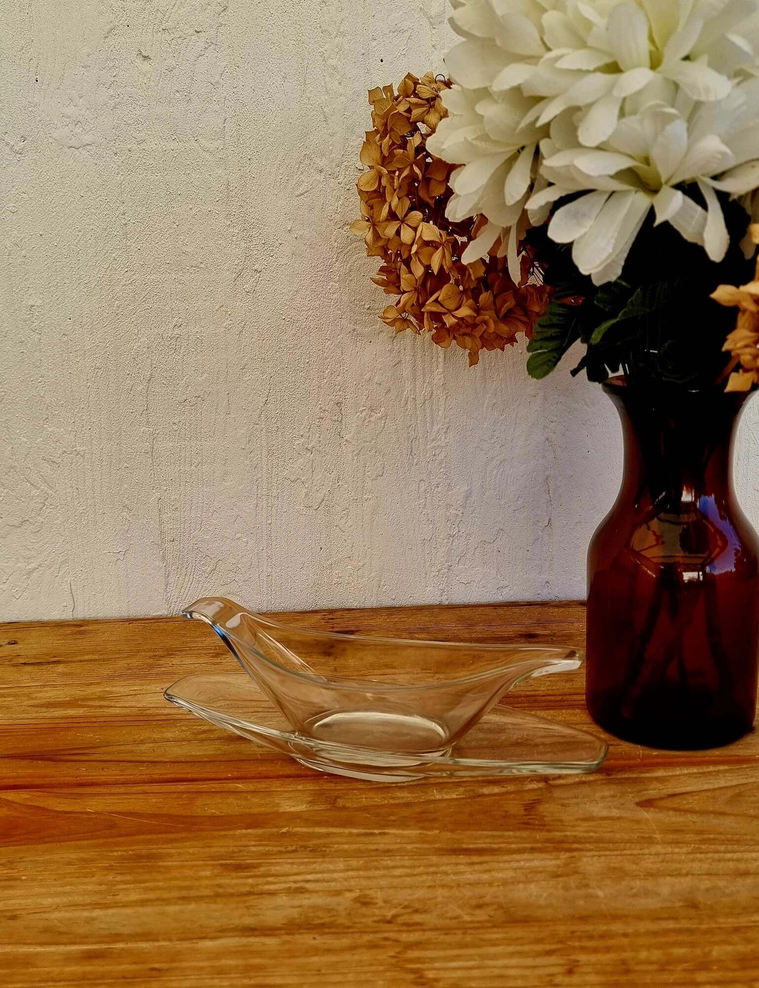 Vintage Pyrex Sedlex France sauce boat in moulded glass with a lid.