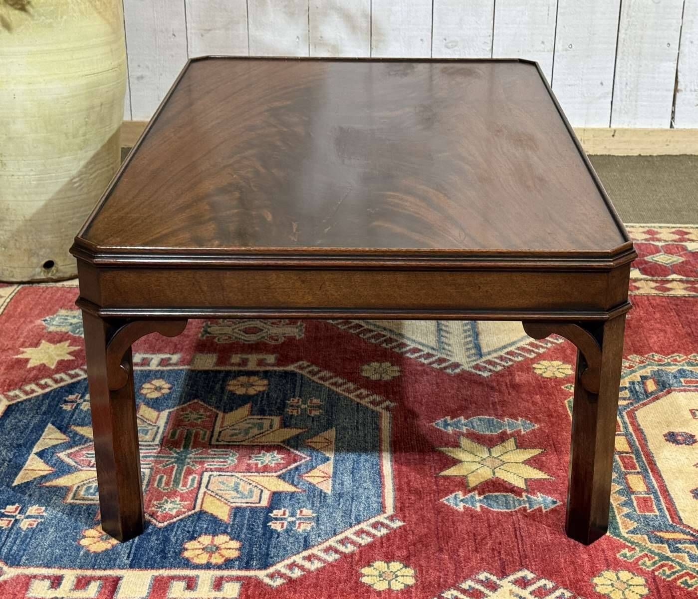 English coffee table in mahogany from the 1950s.