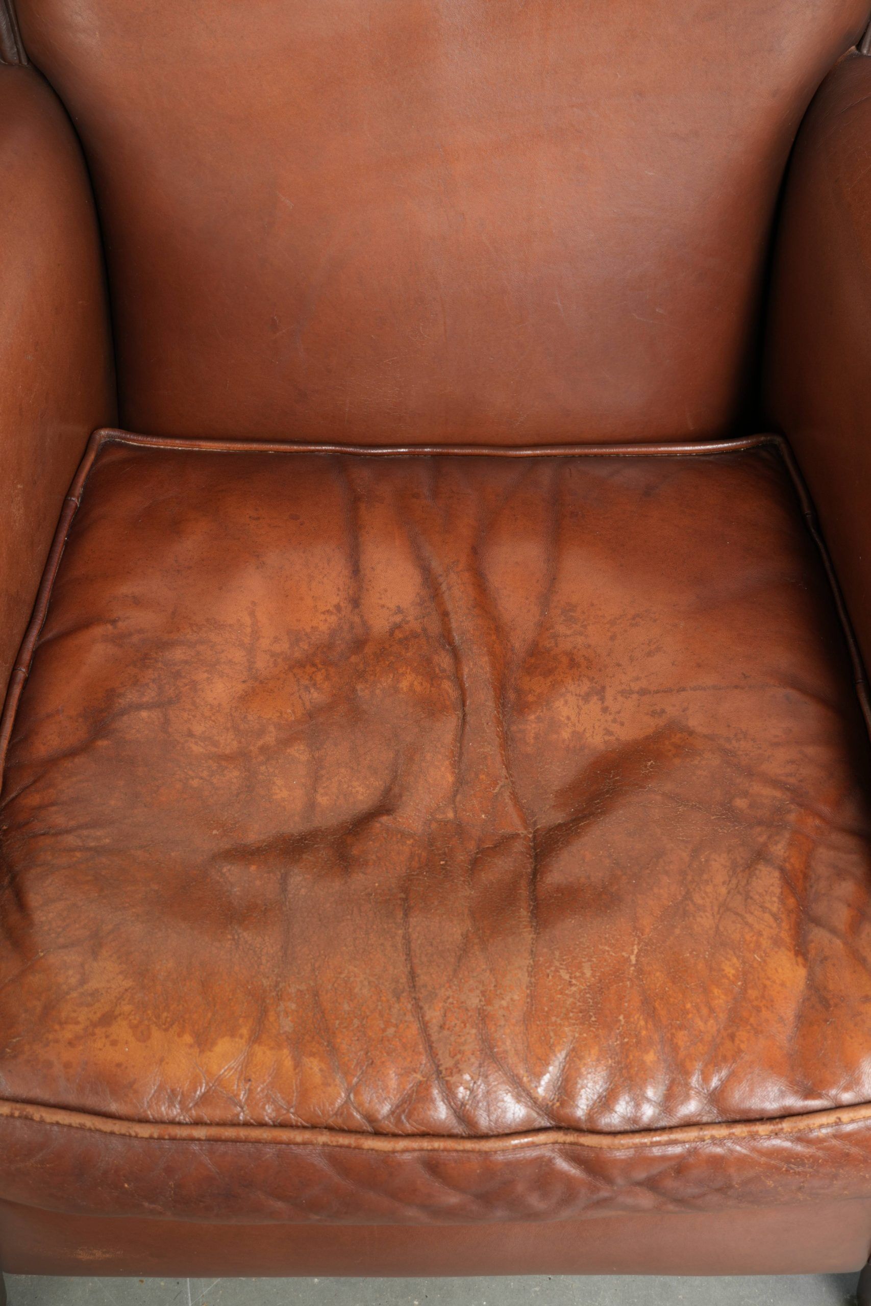 Fauteuil en peau de mouton confortable avec une finition élégante.