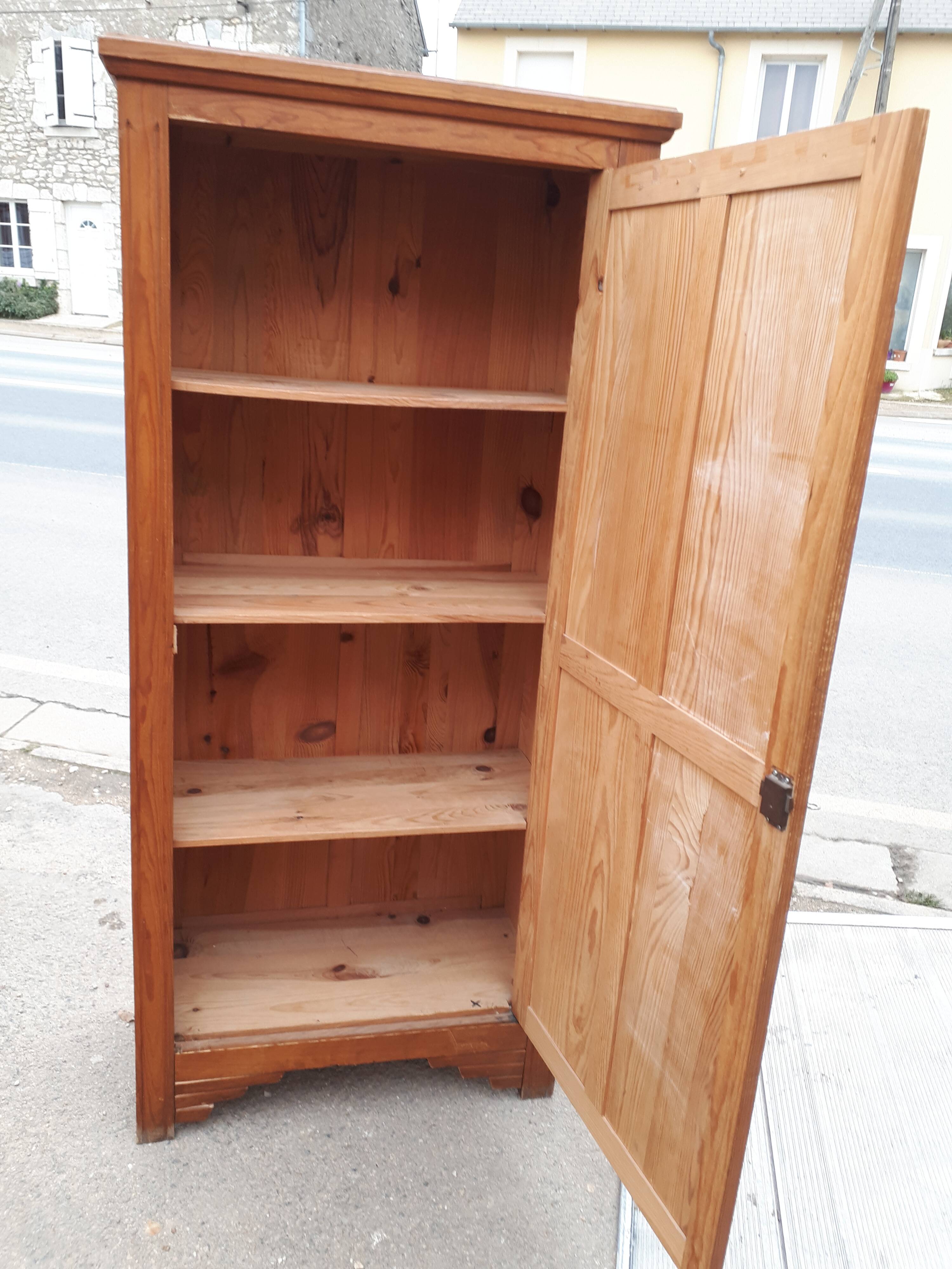 Parisian bonnetière cabinet