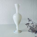 Vase ancien en opaline blanche