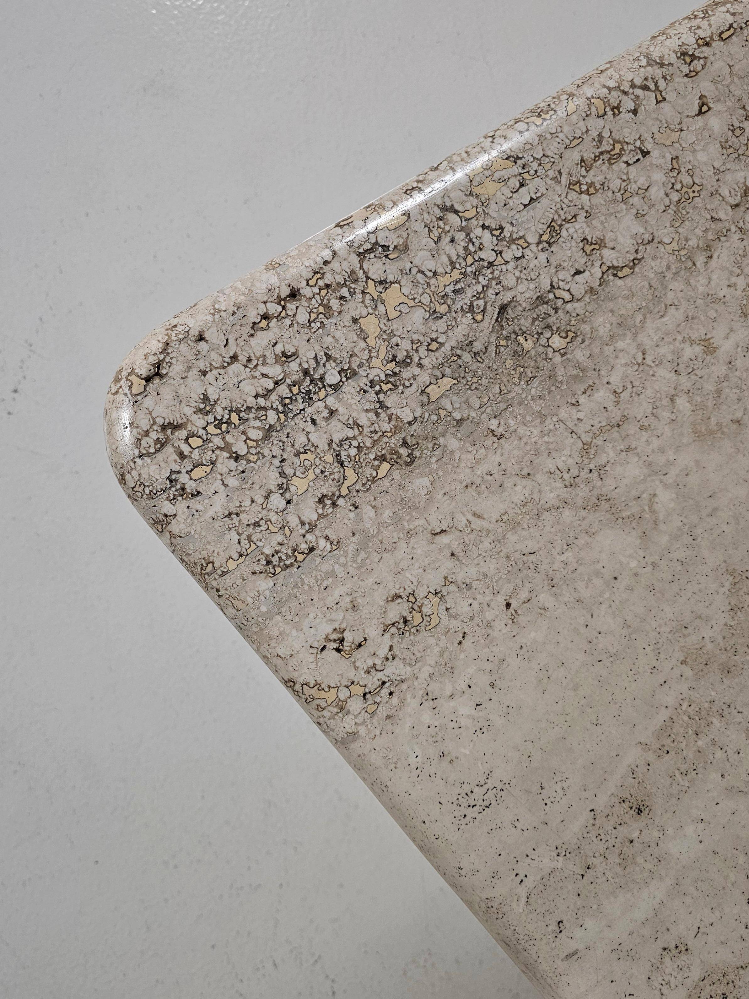 Sculptural coffee table in Italian travertine from the 1970s.