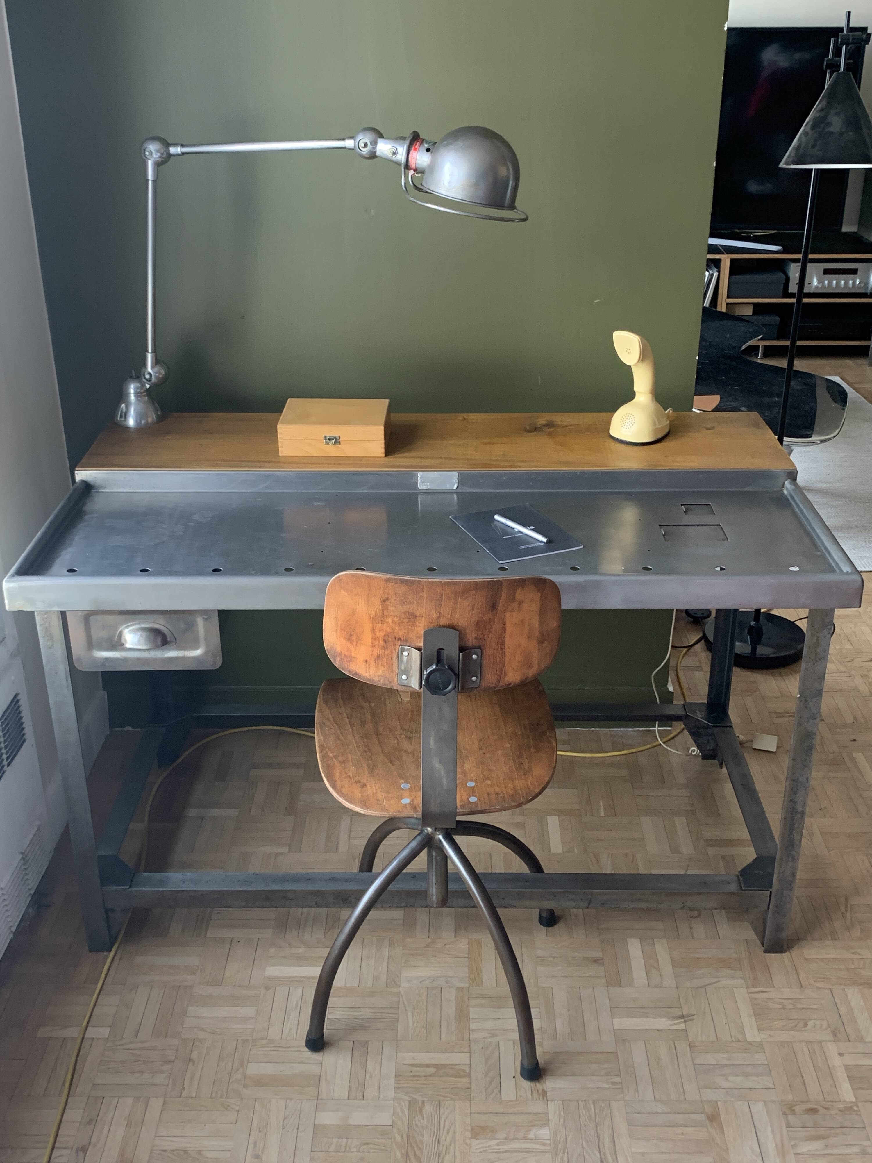 Bureau industriel des poste modifié + lampe Jieldé