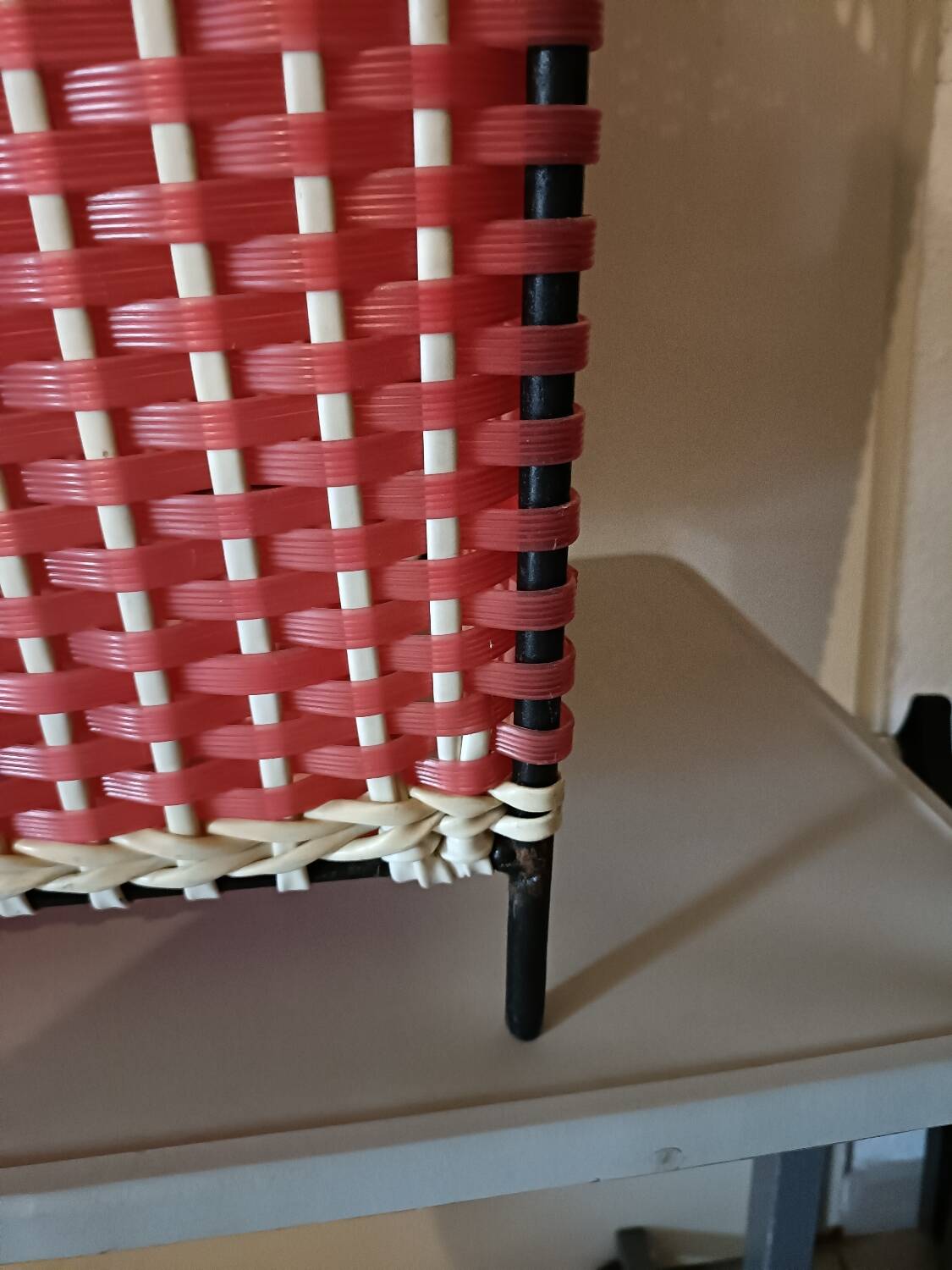 Vintage scoubidou laundry basket