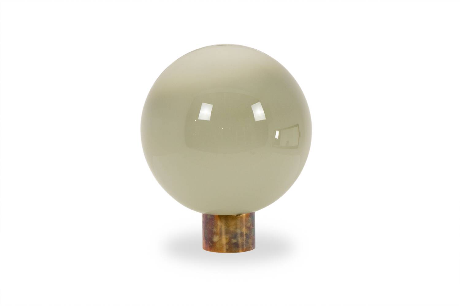 Lampe boule en verre opalescent et bronze patiné.  Contemporain.