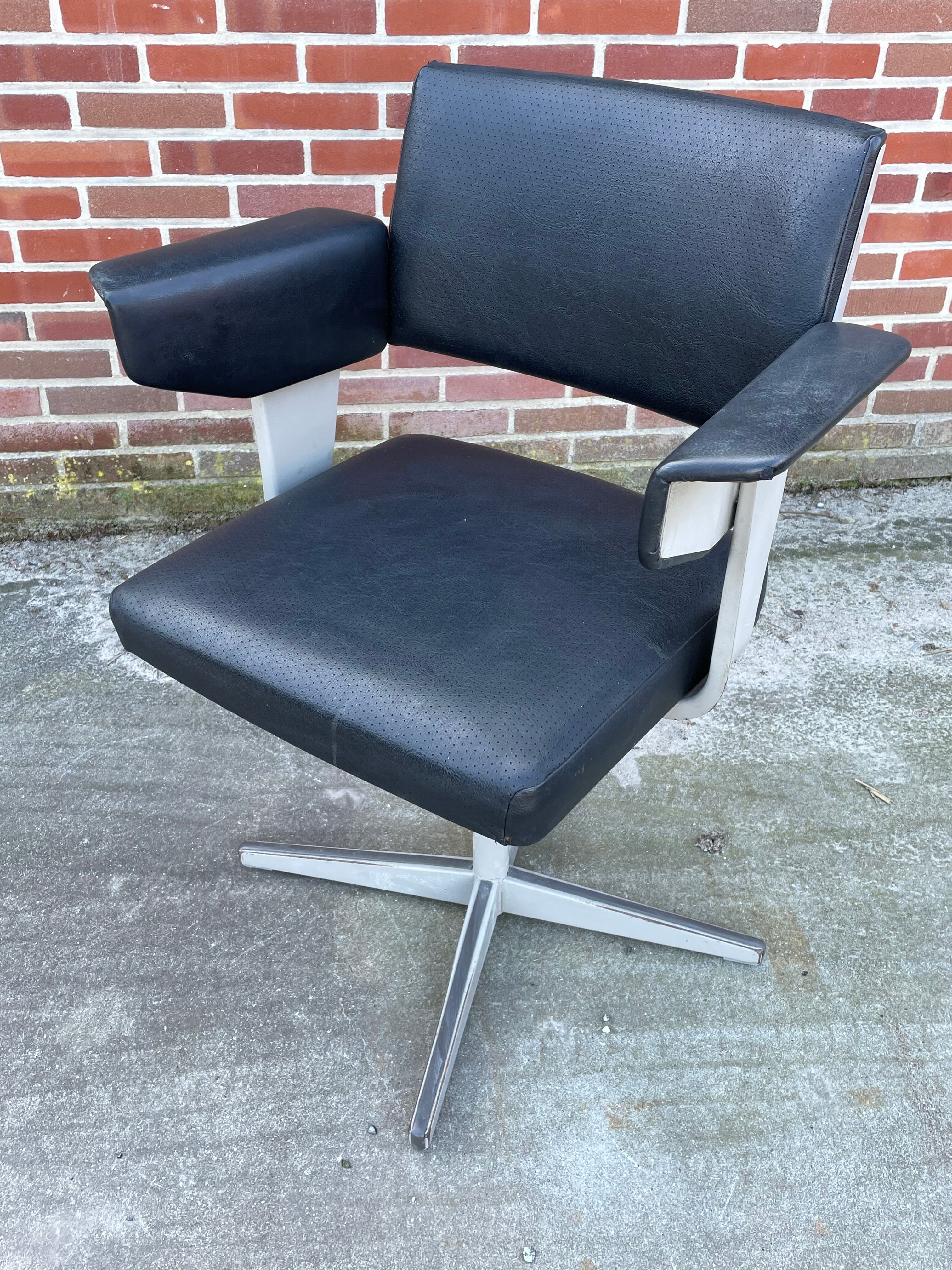 Friso kramer revolve desk chair for ahrend de cirkel 1960