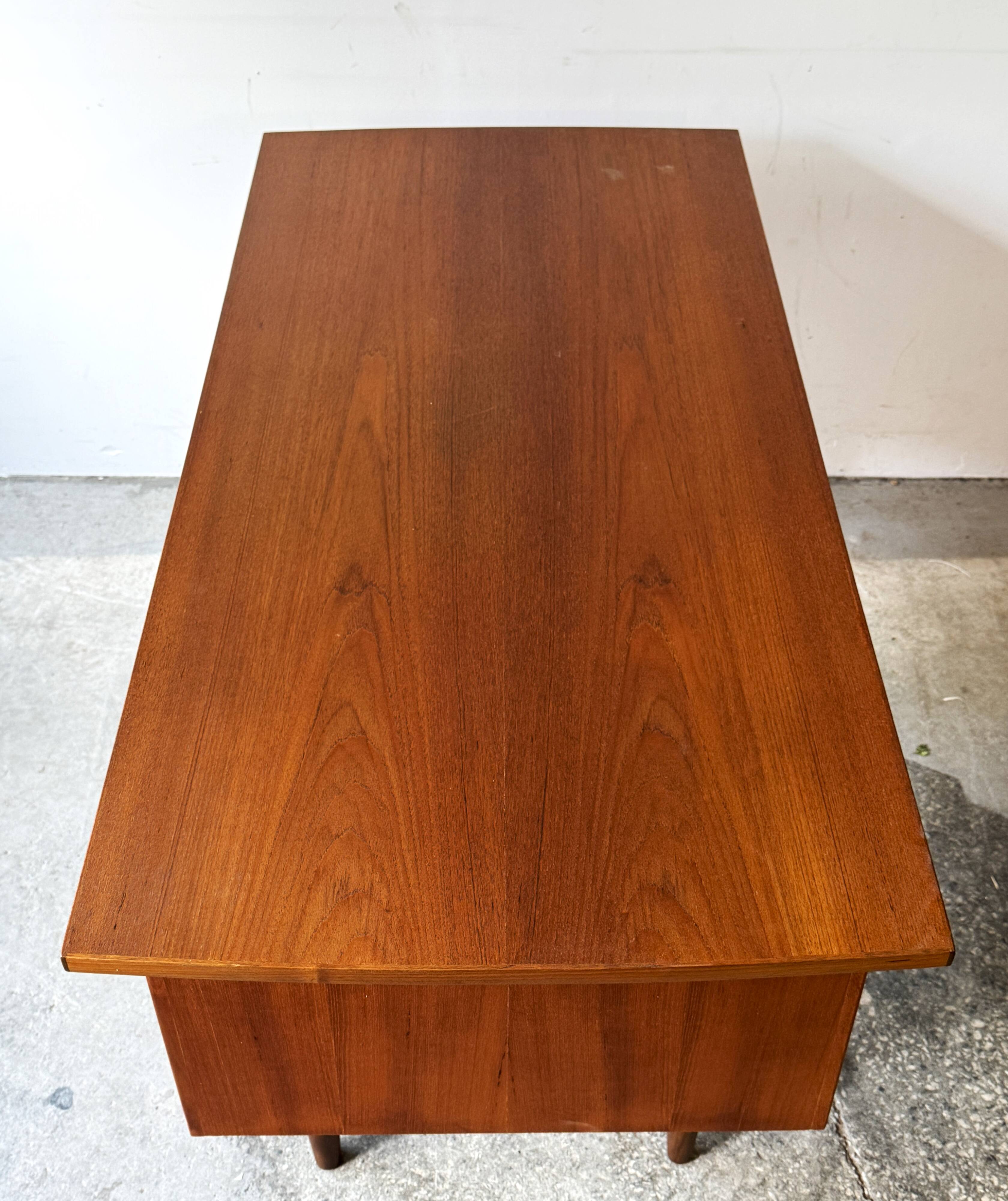 Freestanding teak desk, Denmark 60s/70s, vntg, mid-c modern