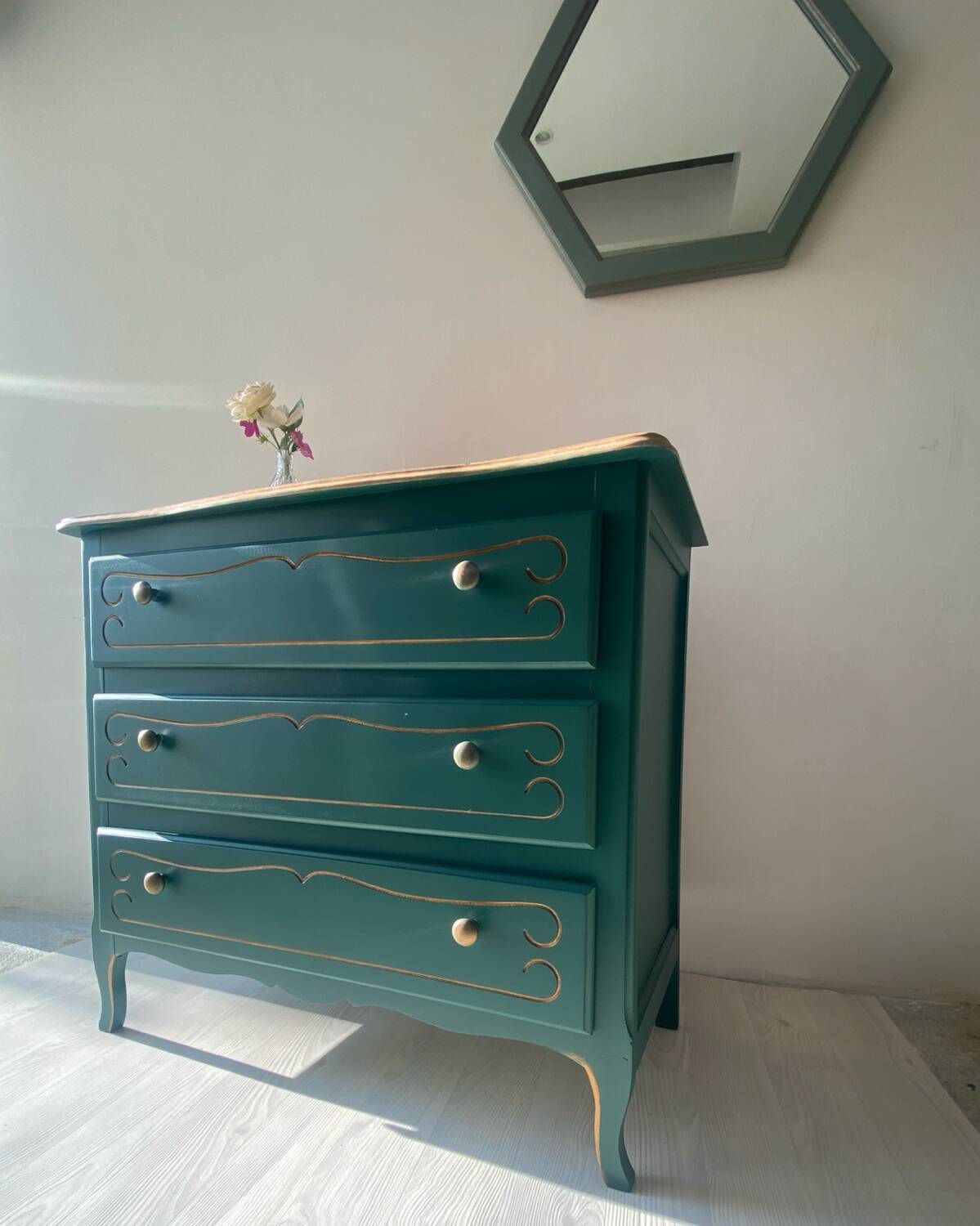 Vintage Louis XV style chest of drawers - Deep green, light wood, gold - 3 drawers