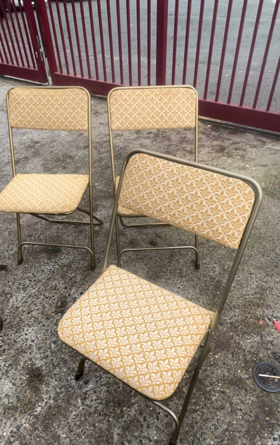 Set of 4 vintage folding chairs / 70's theater armchairs
