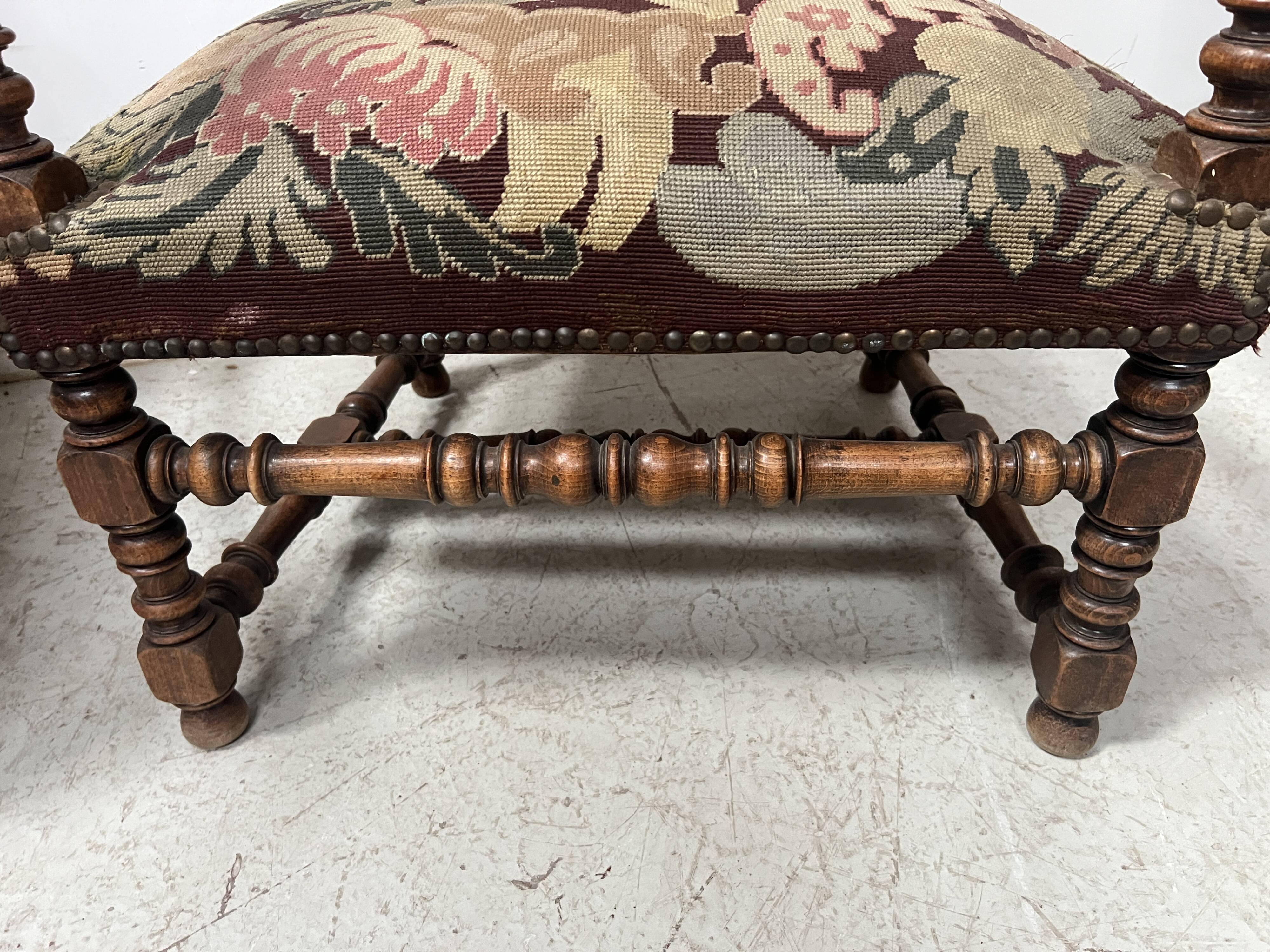 Paire de fauteuils de style Louis XIII a haut dossiers plats XX siècle