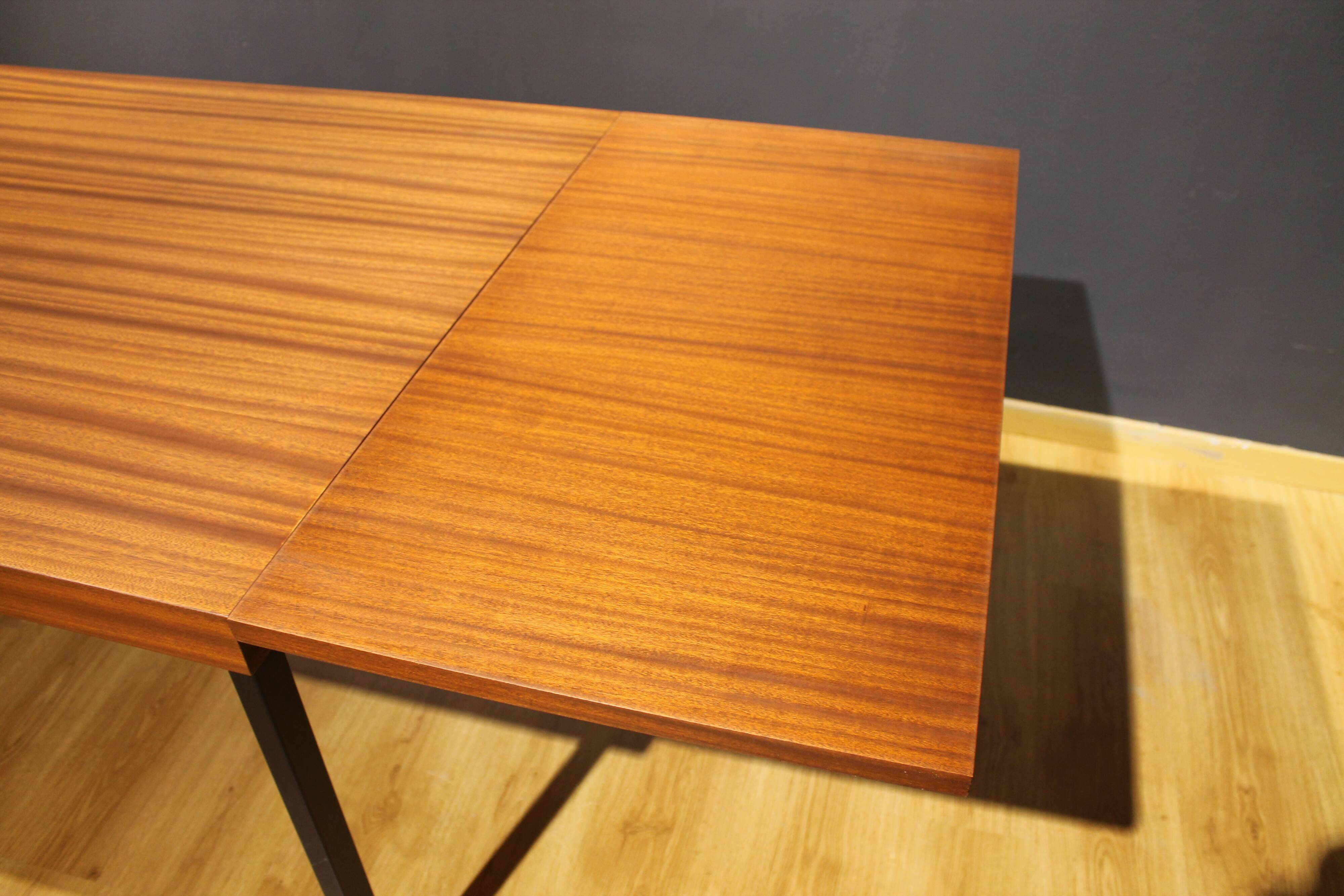 Extending table by Pierre Guariche for Huchers-Minvielle