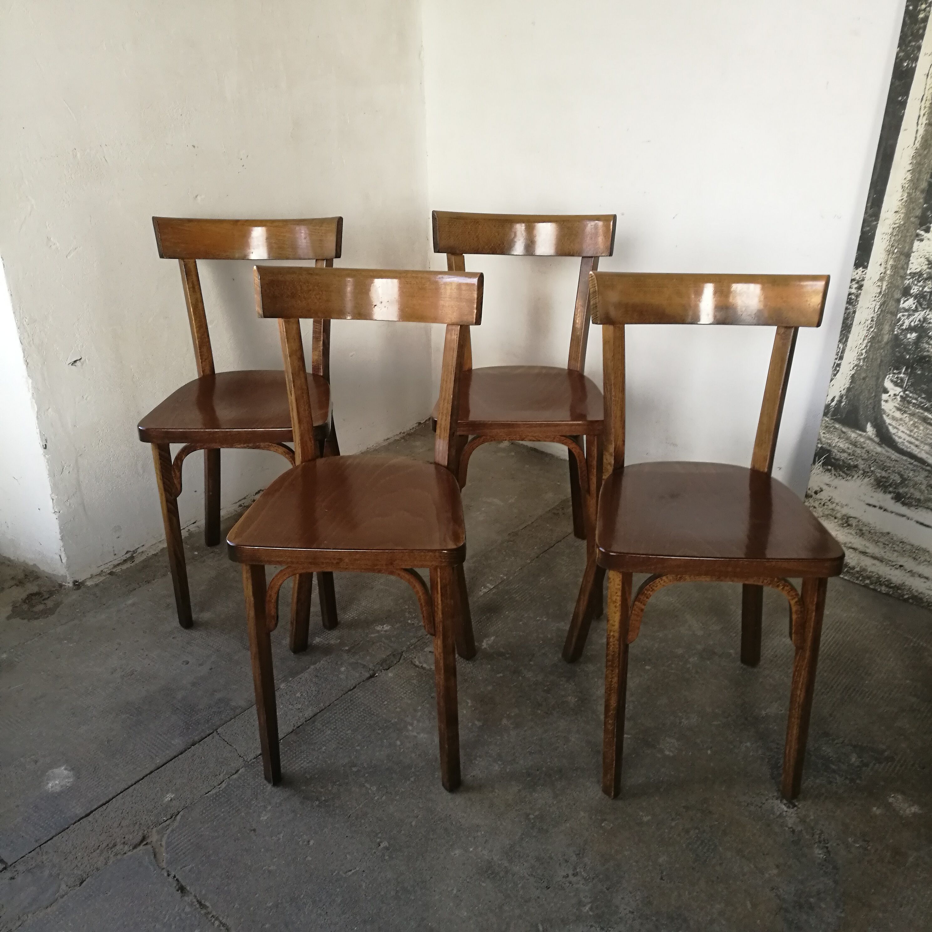Set de 4 chaises bistrot en bois estampillées Baumann